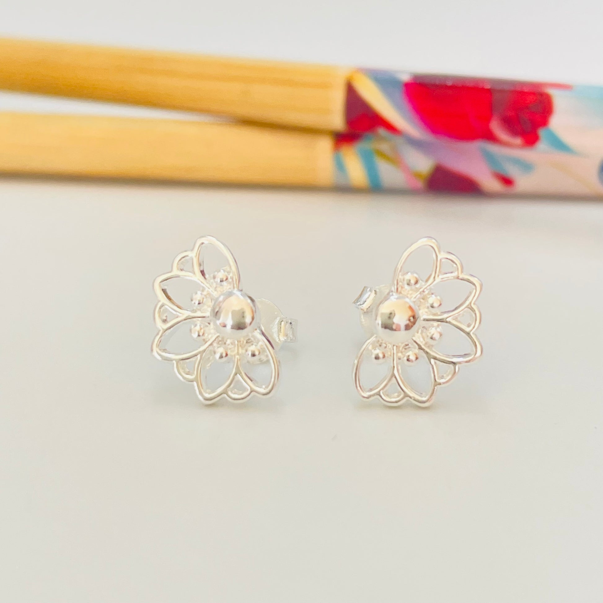 Joyas por Mayor Joyas Bañadas en Plata por Mayor Insumos para Joyas XP525 Aro Media Flor Margarita Calada 13 x 8.5 mm Espesor 1.5 mm Aro Baño Plata