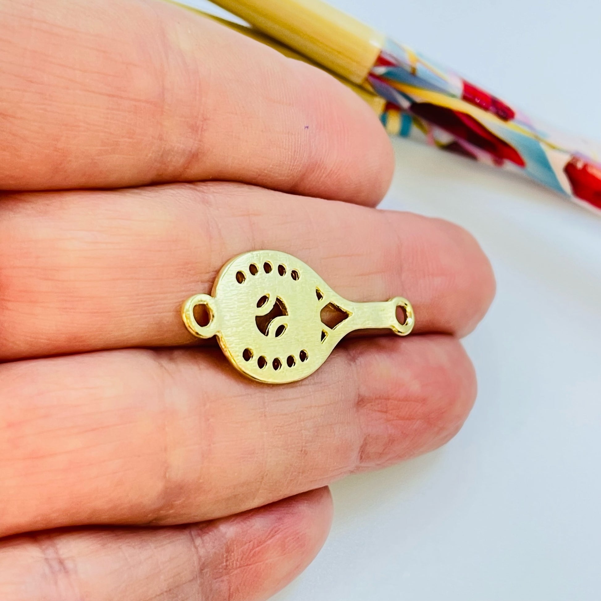 Joyas por Mayor Joyas Bañadas en Oro por Mayor Insumos para Joyas FO1183 Conector Raqueta de Paddle Lijado 25 x 13 mm más argollitas Espesor 1.2 mm Figura Baño Oro