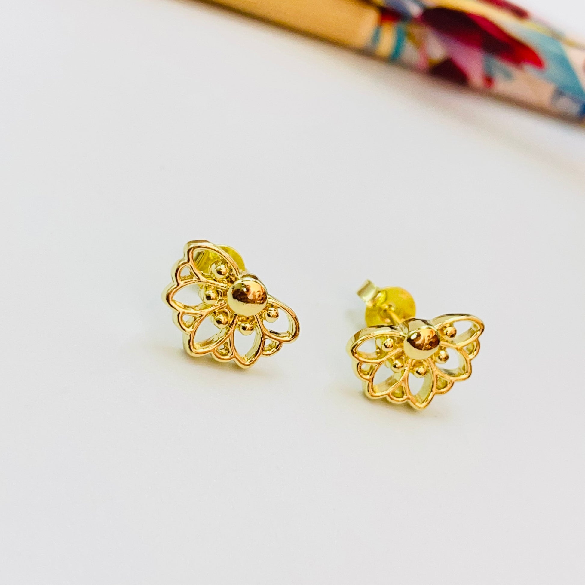 Joyas por Mayor Joyas Bañadas en Oro por Mayor Insumos para Joyas XO525 Aro Media Flor Margarita Calada 13 x 8.5 mm Espesor 1.5 mm Aro Baño Oro