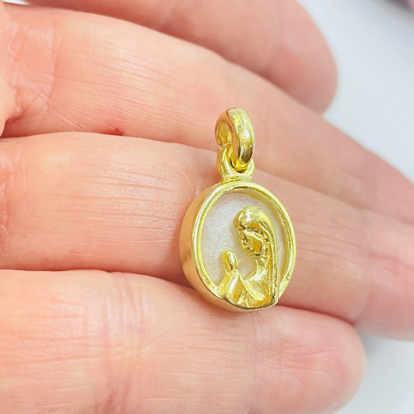 FO1050 Colgante Virgen Niña fondo Cristal diá. 13 mm más argollita más valier Figura Baño Oro