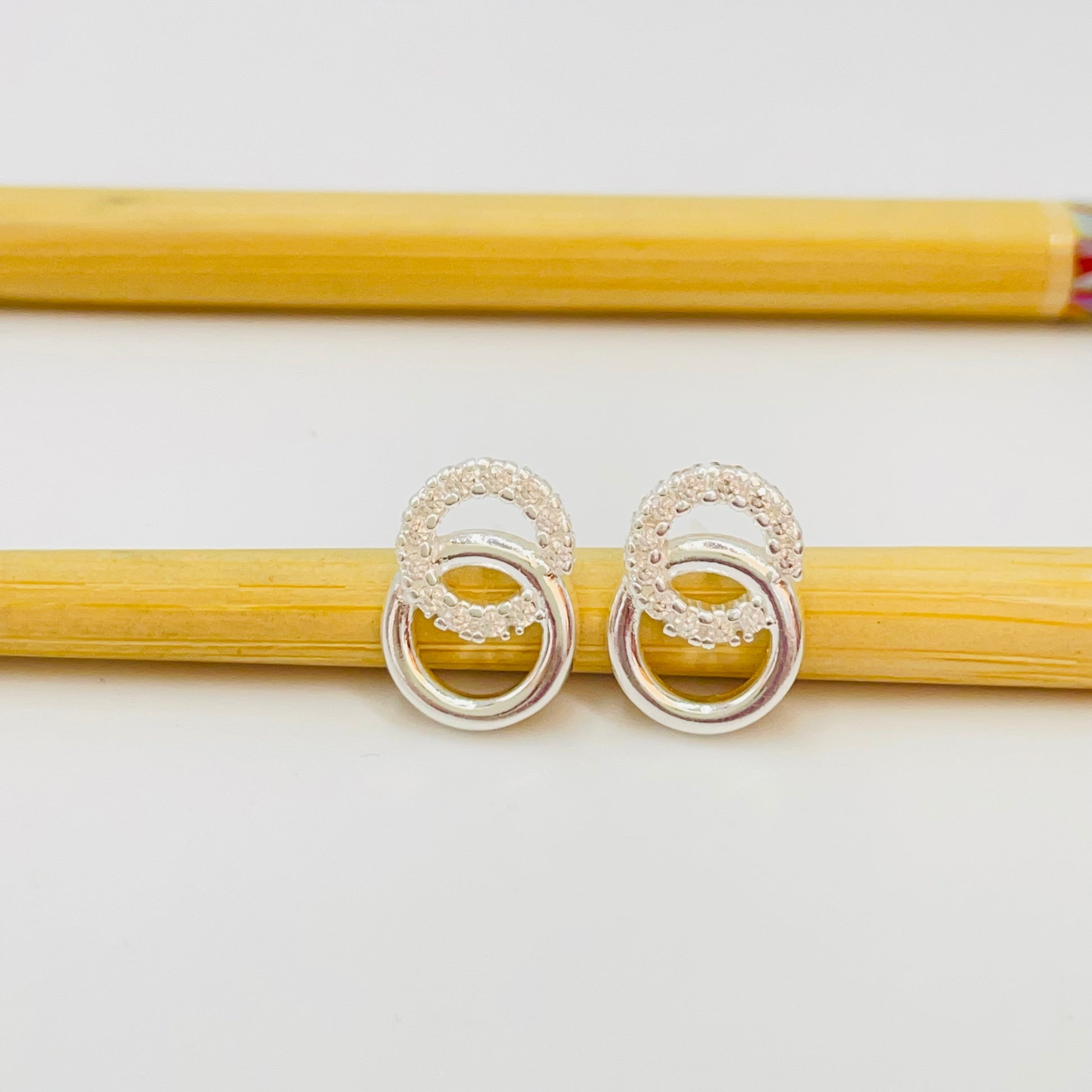 Joyas por Mayor Joyas Bañadas en Plata por Mayor Insumos para Joyas XP500 Aro 2 círculos entrelazados 1 liso y otro con circones 14 x 9.5 mm Espesor 2 mm Aro Baño Plata