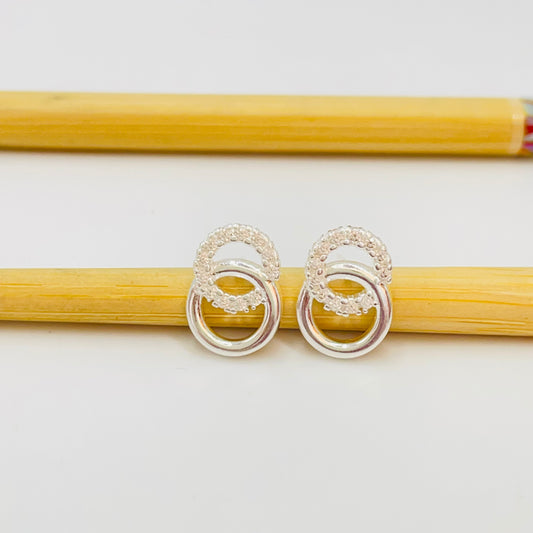Joyas por Mayor Joyas Bañadas en Plata por Mayor Insumos para Joyas XP500 Aro 2 círculos entrelazados 1 liso y otro con circones 14 x 9.5 mm Espesor 2 mm Aro Baño Plata