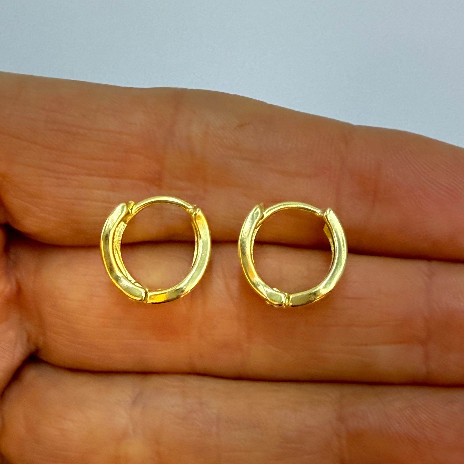 Joyas por Mayor Joyas Bañadas en Oro por Mayor Insumos para Joyas XO557 Aro Argolla Click 3 Líneas Onduladas diá. 12 mm Ancho 6 mm Espesor 1.5 mm Aro Baño Oro