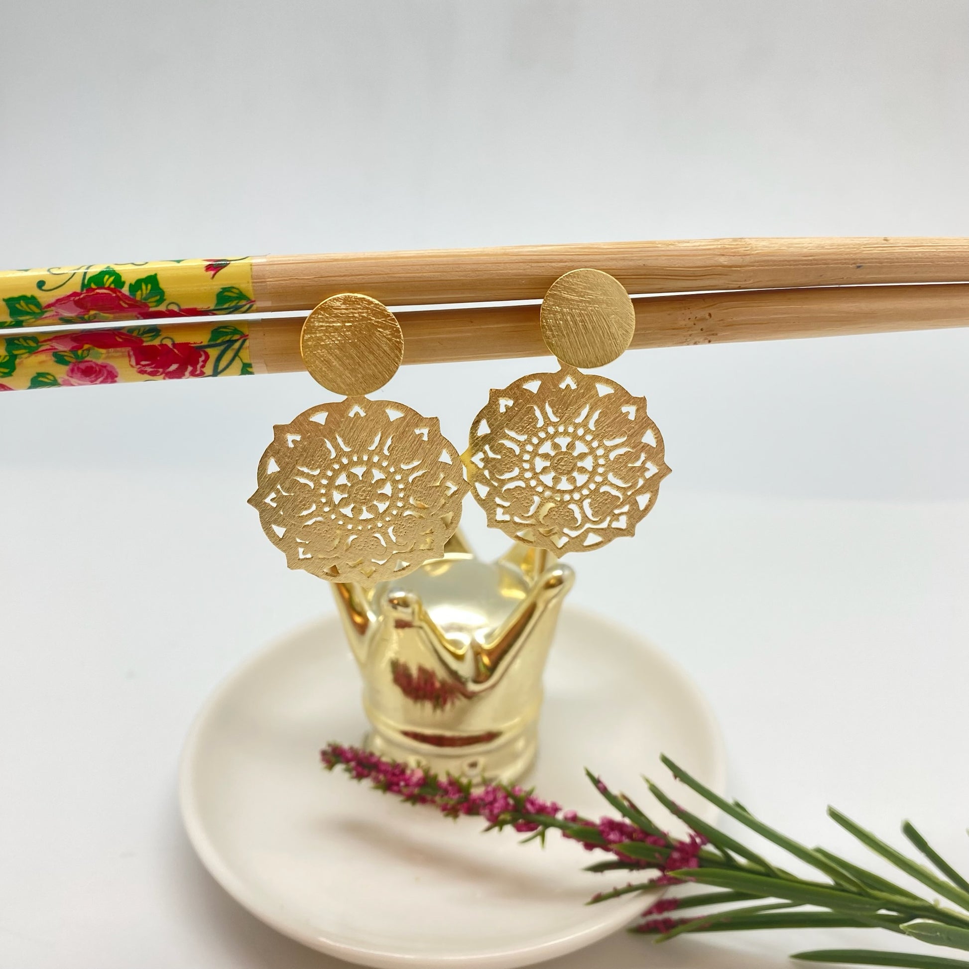 XO418 Aro Mandala Calada Lijado Figura 30 mm Base 13 mm Largo total 42 mm Aro Baño Oro Aros Bañados hecho de Bronce Bañado en Oro 18K Joyas Bañadas en Oro