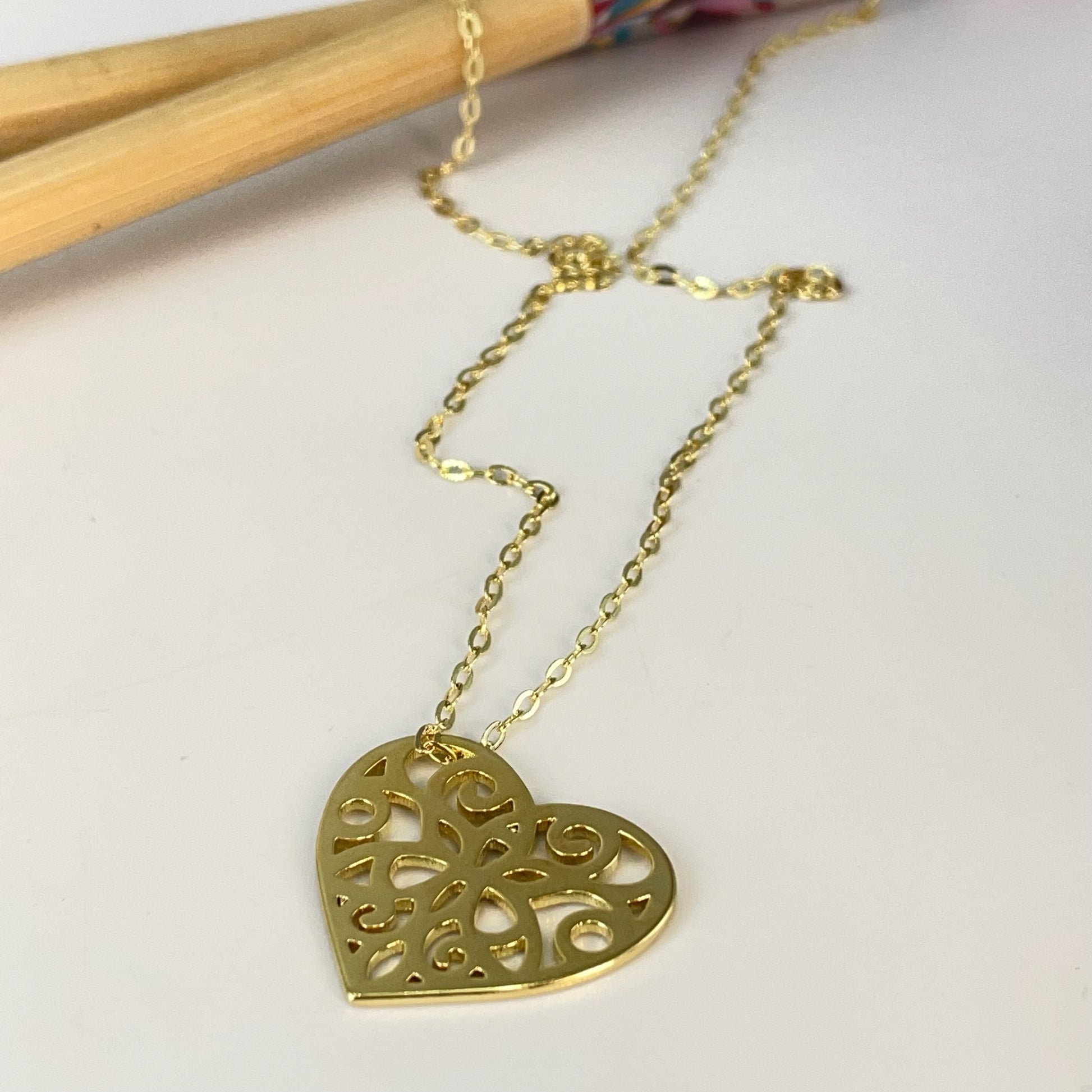 CO201 Collar Corazón Calado 20 x 22 Espesor 0.8 mm Cadena Candado facetada 45 cm más extensor de 5 cm Collar Terminado Baño Oro Cadenas Bañadas hecho de Bronce Bañado en Oro 18K Joyas Bañadas en Oro