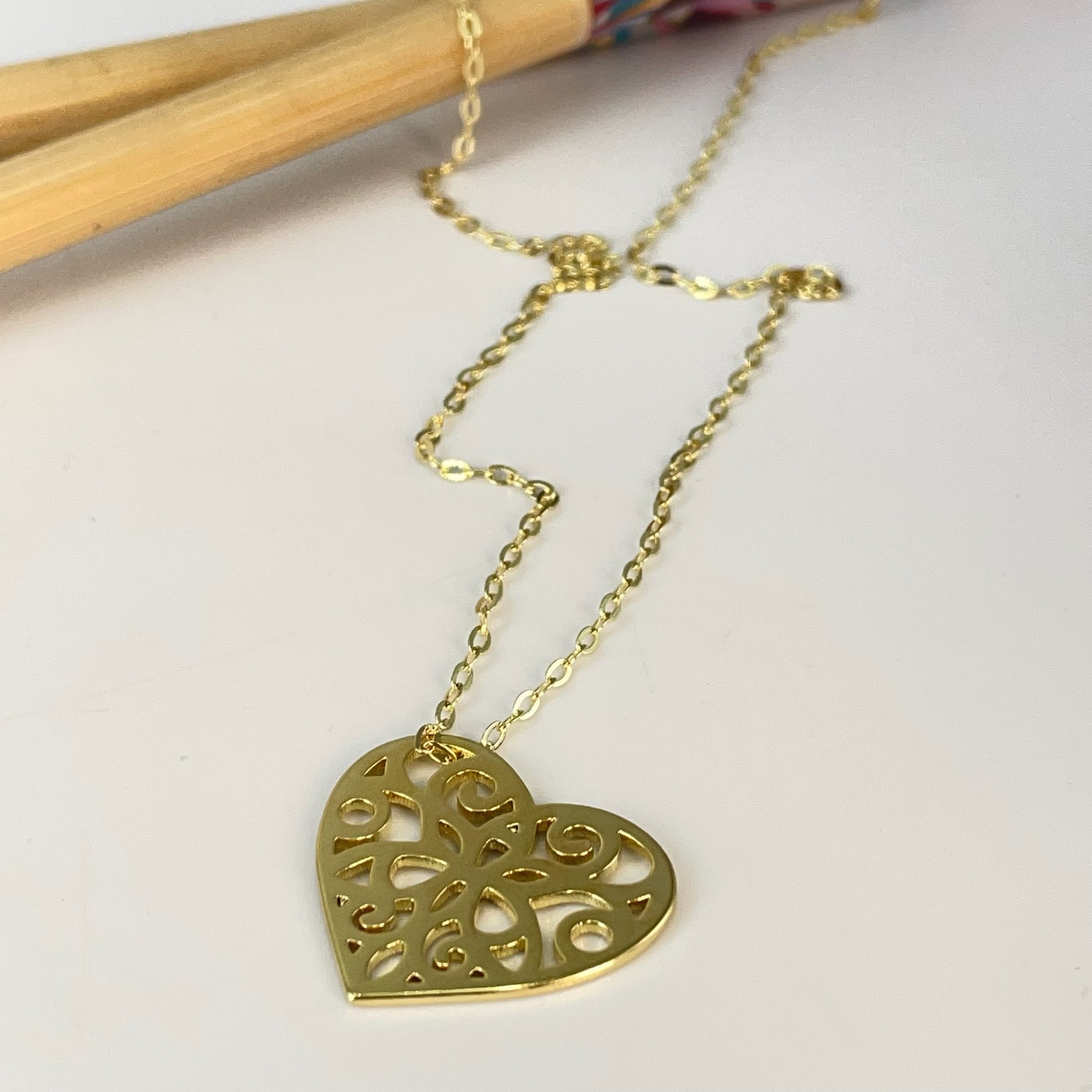 CO201 Collar Corazón Calado 20 x 22 Espesor 0.8 mm Cadena Candado facetada 45 cm más extensor de 5 cm Collar Terminado Baño Oro Cadenas Bañadas hecho de Bronce Bañado en Oro 18K Joyas Bañadas en Oro