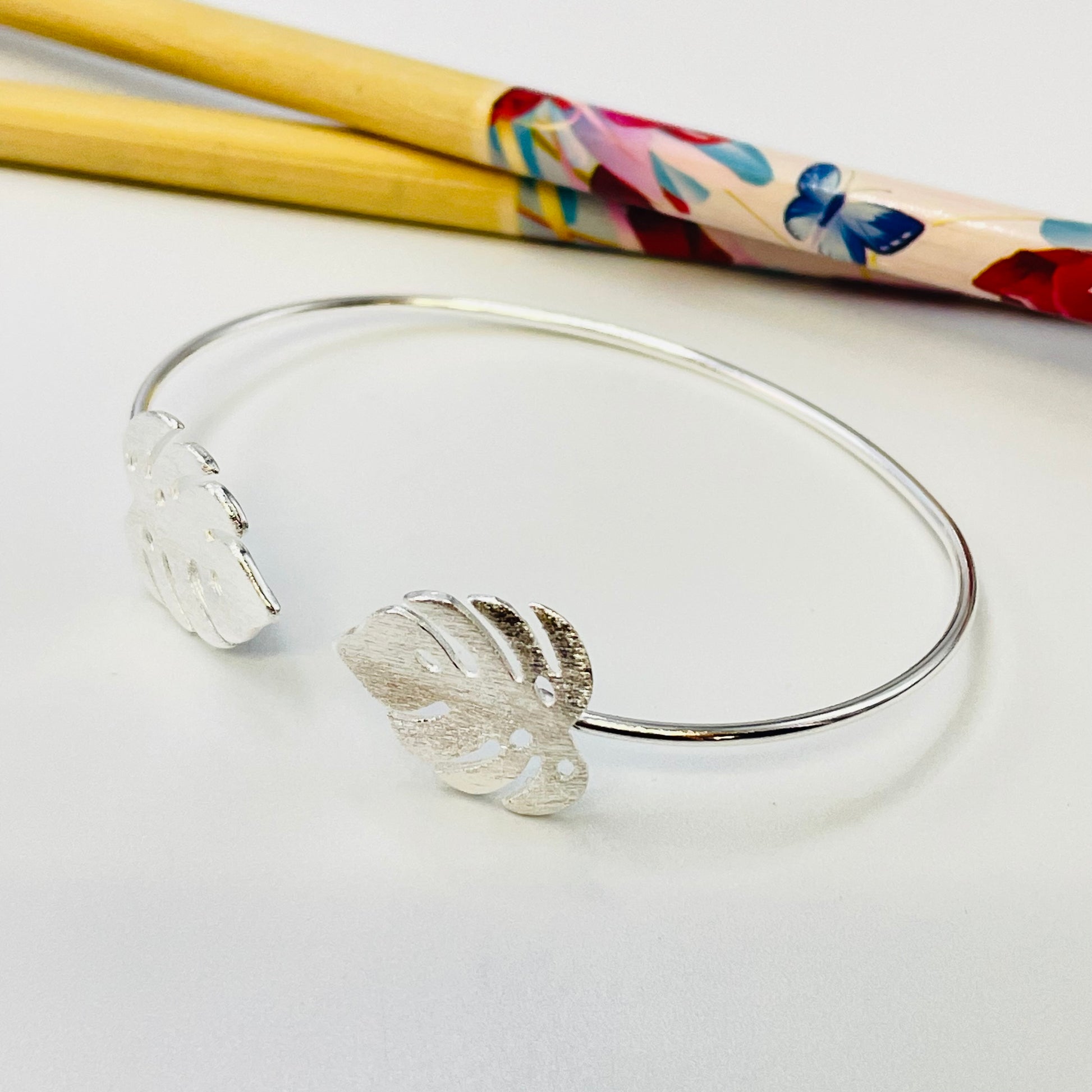 Joyas por Mayor Joyas Bañadas en Plata por Mayor Insumos para Joyas EP28 Esclava con Monstera en puntas 20 x 17 mm Diá. 65 mm espesor 1.5 mm Esclava Baño Plata