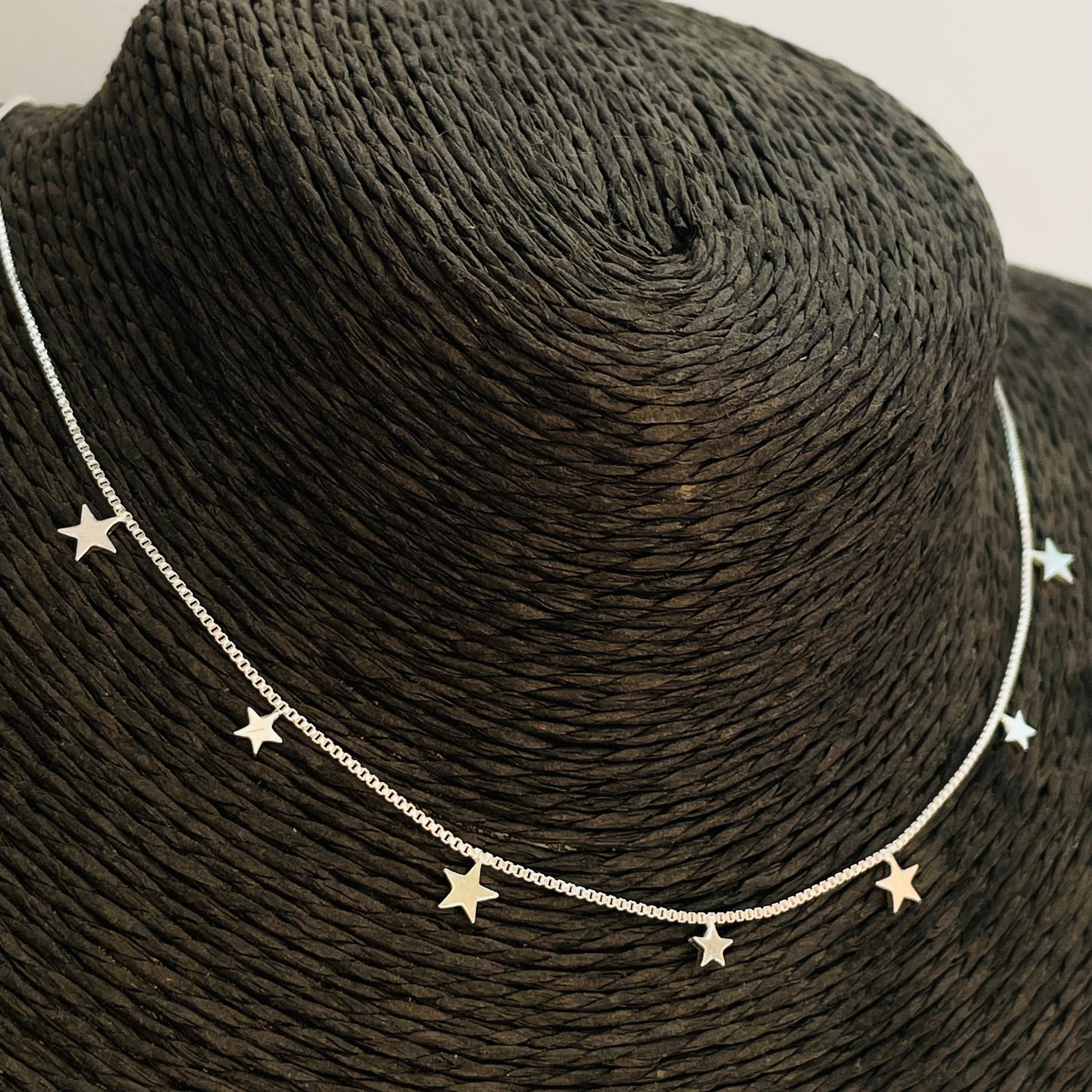 CP192 Collar con 7 Estrellas 4 de 5 mm y 3 de 4 mm Cadena Veneciana 1 mm Largo 40 cm más extensor de 5 cm Collar Terminado Baño Plata Cadenas Bañadas hecho de Bronce Bañado en Plata 50 ml Joyas Bañadas en Plata