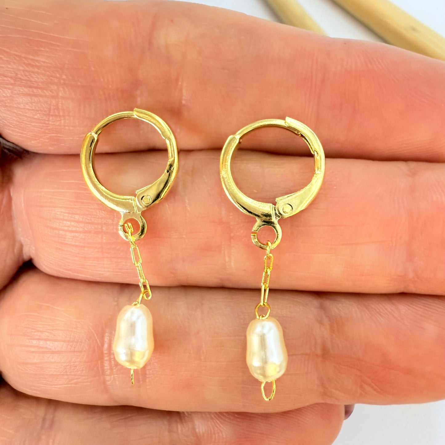 Joyas por Mayor Joyas Bañadas en Oro por Mayor Insumos para Joyas XO562 Aro Argolla con Perla tipo Río de 7x5 mm Largo Total 30 mm Largo cadena 18 mm Aro Baño Oro