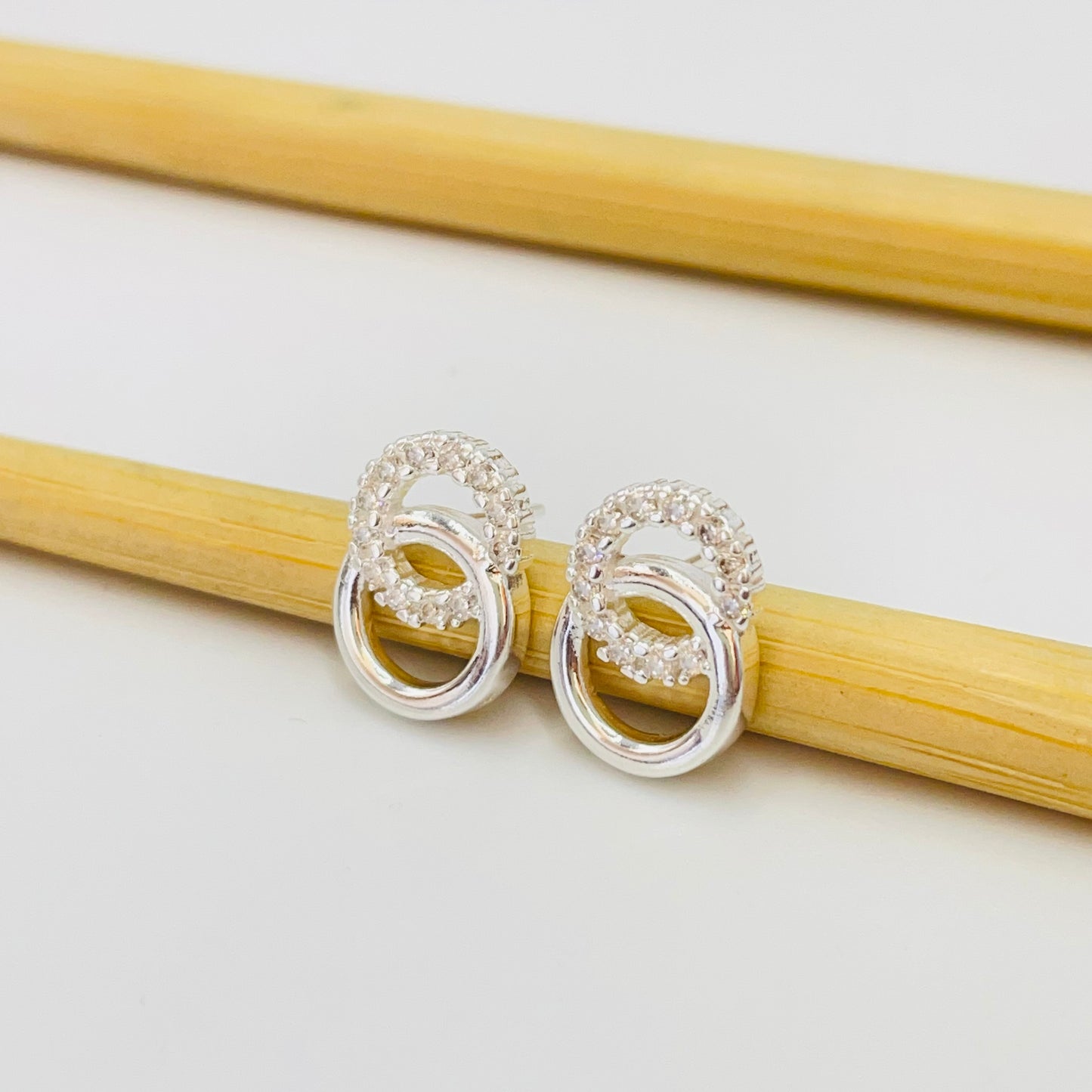 Joyas por Mayor Joyas Bañadas en Plata por Mayor Insumos para Joyas XP500 Aro 2 círculos entrelazados 1 liso y otro con circones 14 x 9.5 mm Espesor 2 mm Aro Baño Plata