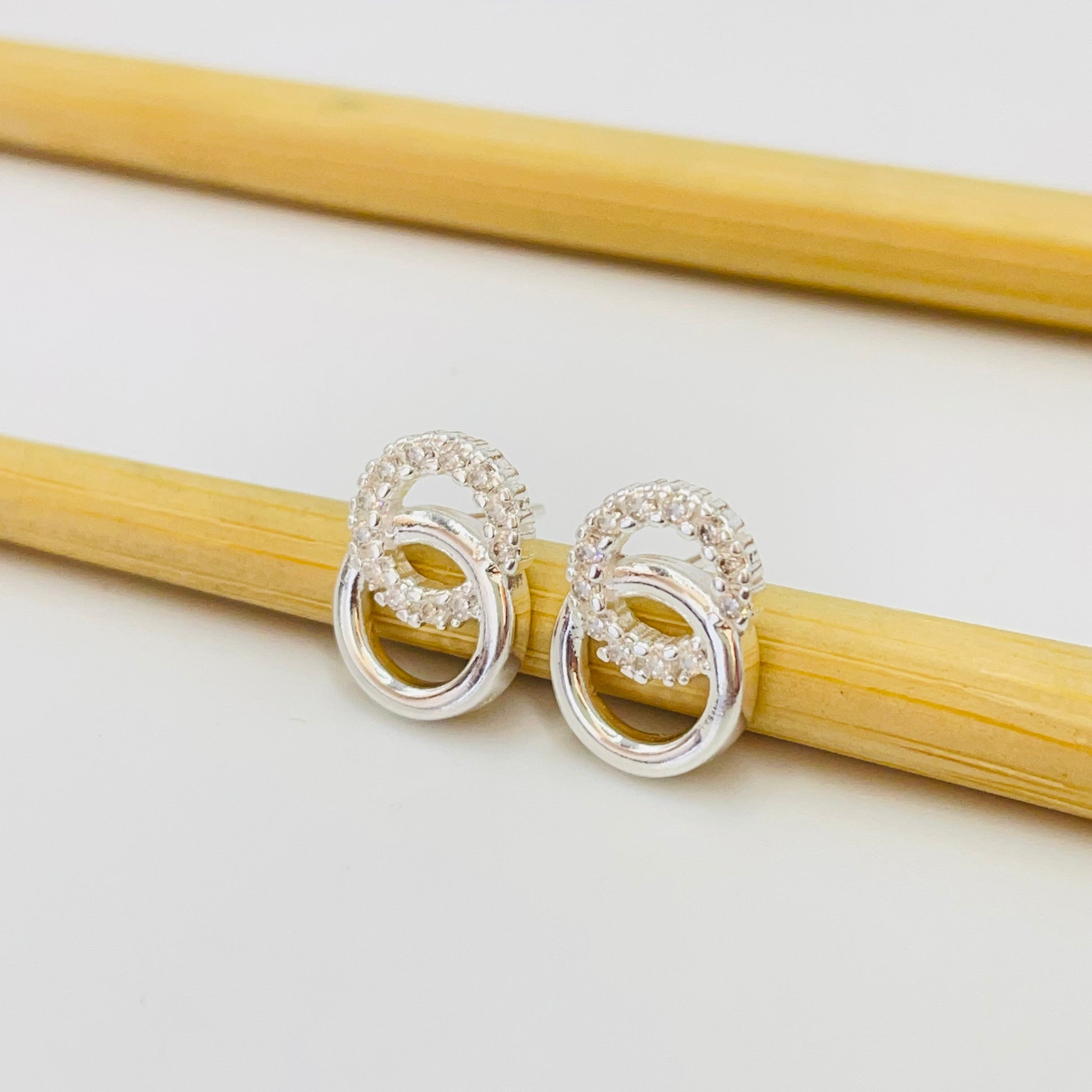 Joyas por Mayor Joyas Bañadas en Plata por Mayor Insumos para Joyas XP500 Aro 2 círculos entrelazados 1 liso y otro con circones 14 x 9.5 mm Espesor 2 mm Aro Baño Plata
