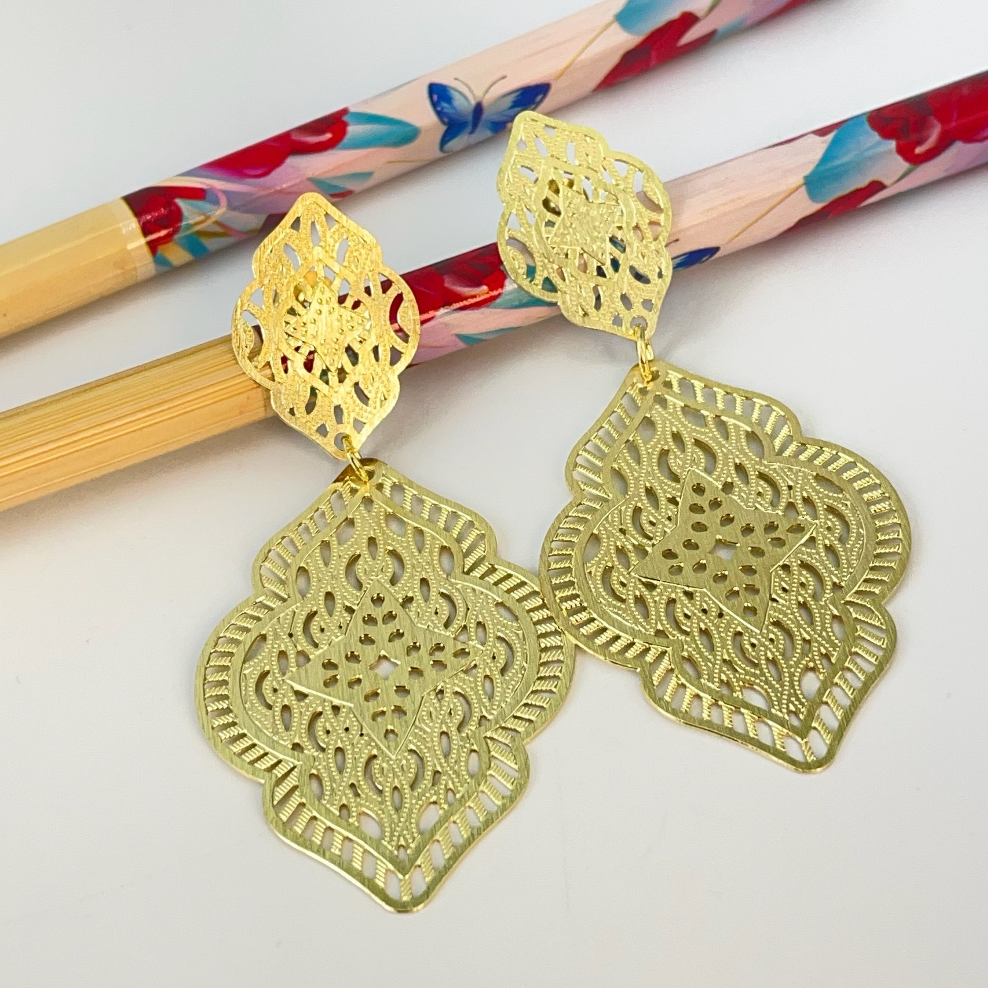 XO448 Aro Figura Étnica Calada Figura 42 x 29 mm Base 22 x 15 mm Largo Total 64 mm Espesor 0.5 mm Aro Baño Oro Aros Bañados hecho de Bronce Bañado en Oro 18K Joyas Bañadas en Oro