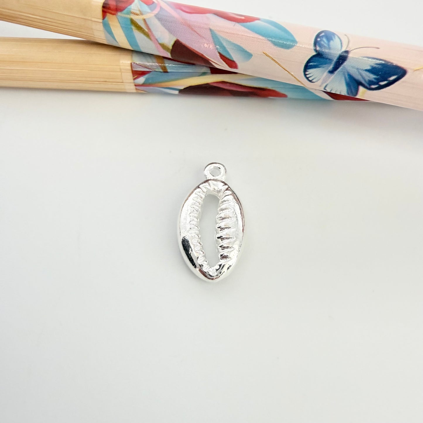 FP1270 Colgante Caracol Marino 14 x 9 mm más argollita Espesor 3.5 mm Figura Baño Plata