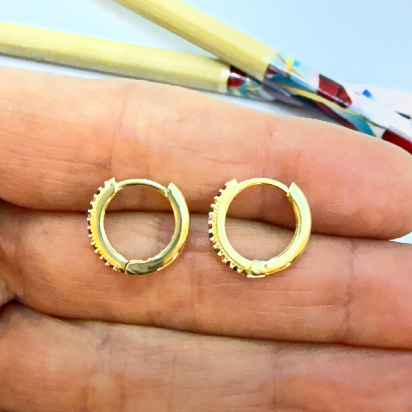 Joyas por Mayor Joyas Bañadas en Oro por Mayor Insumos para Joyas XO558 Aro Argolla Presión circones de colores diá. 14 mm Ancho y Espesor 2 mm Aro Baño Oro