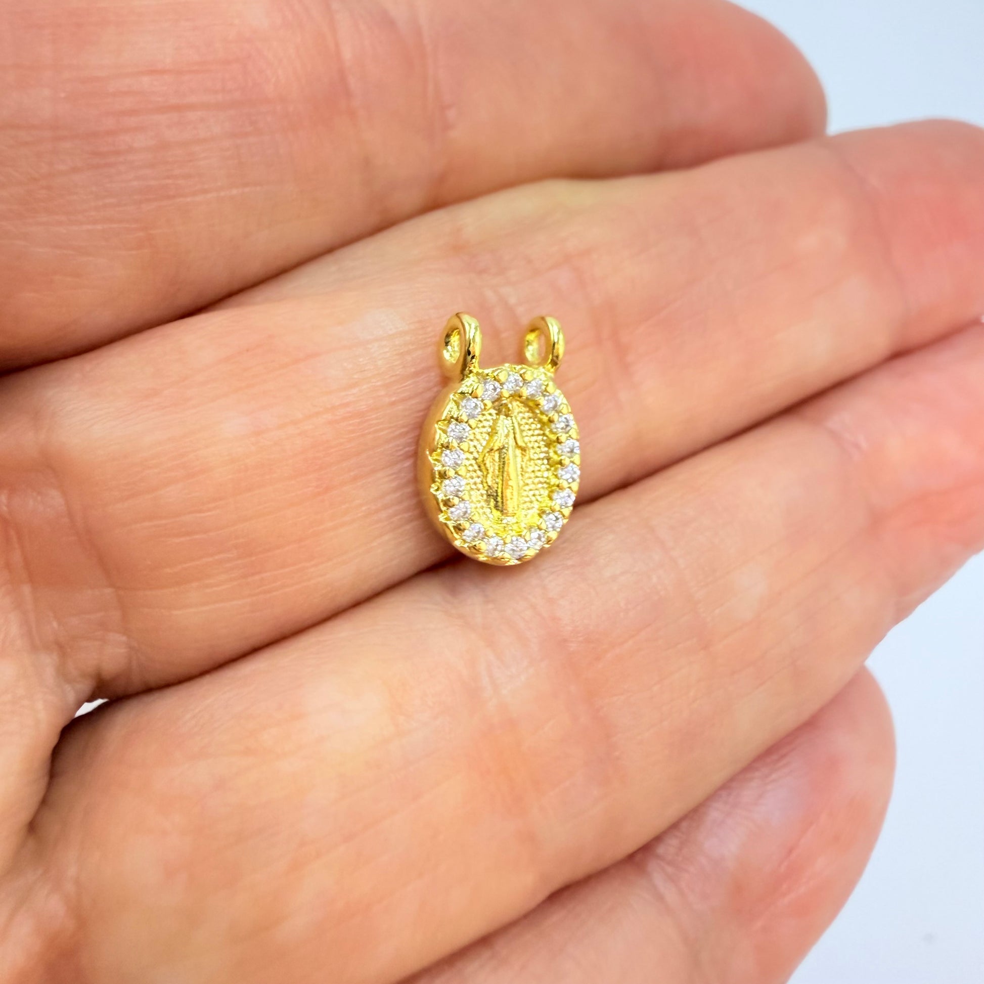 Joyas por Mayor Joyas Bañadas en Oro por Mayor Insumos para Joyas FO1246 Colgante Virgen de los Milagros Borde con Circones 9 x 8 mm con 2 argollitas de 3 mm Espesor 2.5 mm Figura Baño Oro