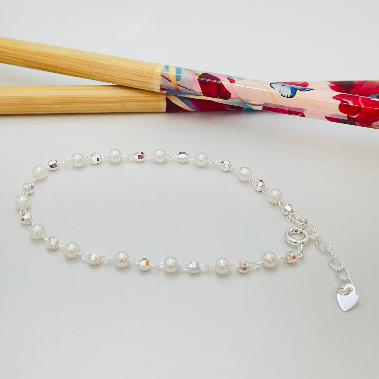Joyas por Mayor Joyas Bañadas en Plata por Mayor Insumos para Joyas PP25 Pulsera Perlas diá. 3.5 mm y bolitas facetadas 2.8 mm Largo 17.5 cm más extensor con terminal mini corazón Pulsera Baño Plata