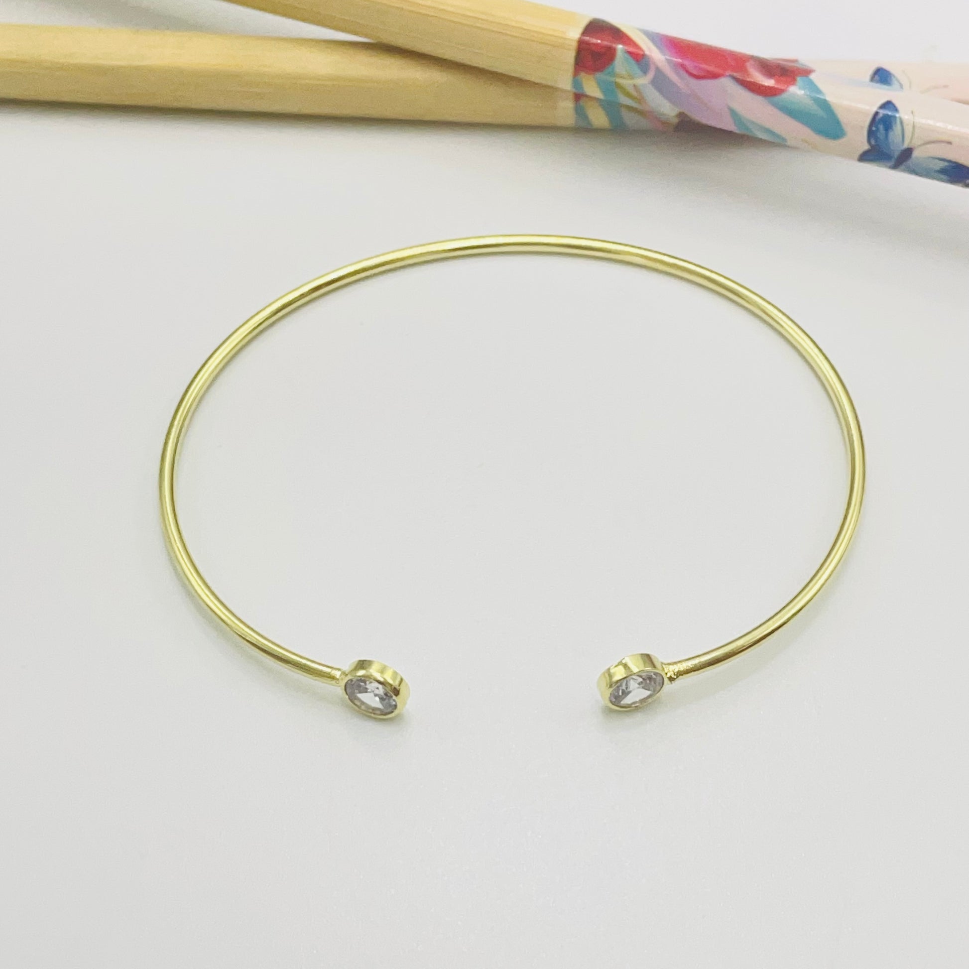 Joyas por Mayor Joyas Bañadas en Oro por Mayor Insumos para Joyas EO30 Esclava 2 puntos de luz en puntas de 5.5 mm 60 x 50 mm Espesor tubo 1.8 mm Esclava Baño Oro