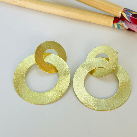 XO408 Aro 2 Argollas Lijadas Entrelazadas 1 diá. 20 mm otra diá. 35 mm Largo Total 38 mm Espesor 0.6 mm Aro Baño Oro Aros Bañados hecho de Bronce Bañado en Oro 18K Joyas Bañadas en Oro