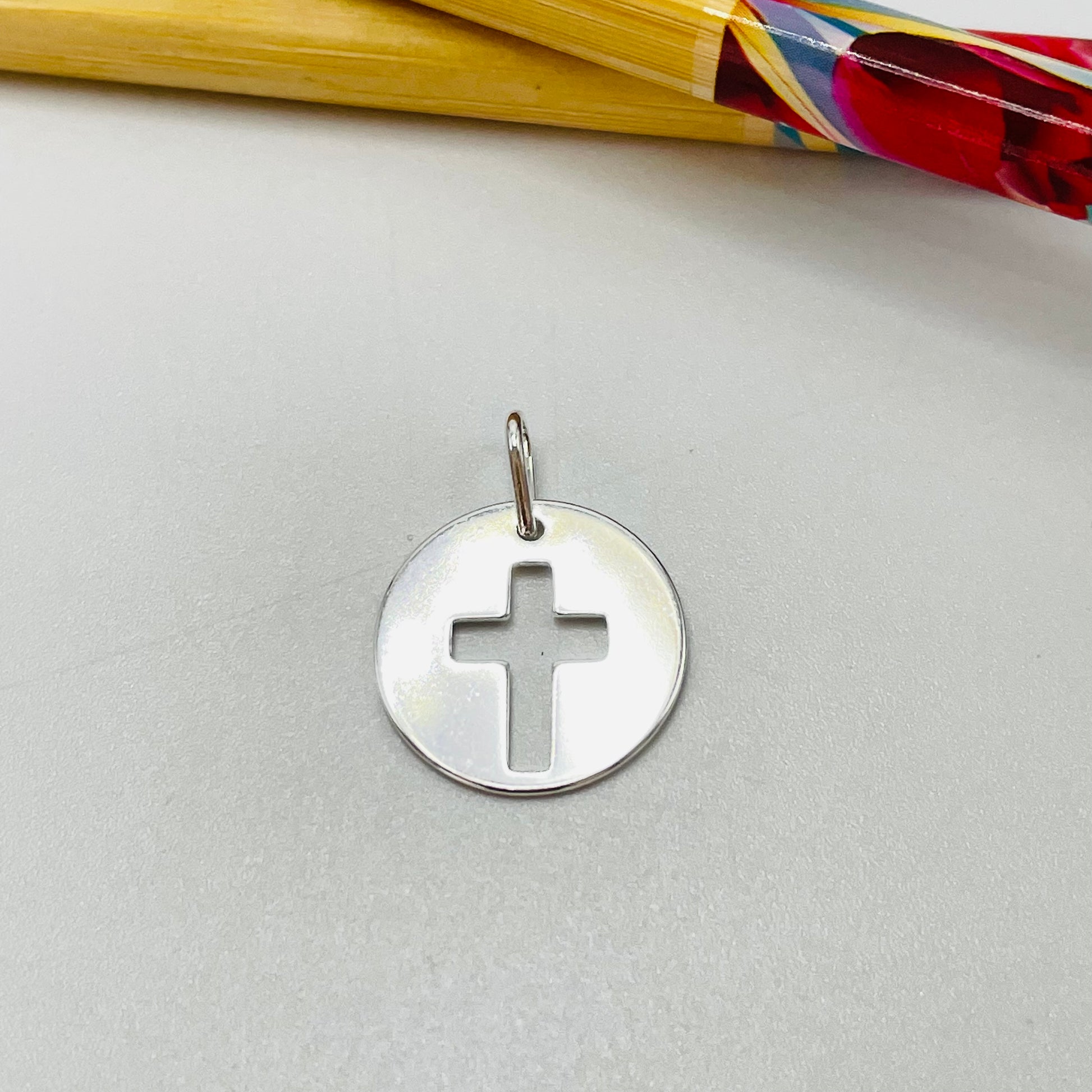 FP1089 Colgante Medalla Cruz Calada diá. 17 mm más valier Espesor 1 mm Figura Baño Plata Figuras Bañadas hecho de Bronce Bañado en Plata 50 ml Joyas Bañadas en Plata