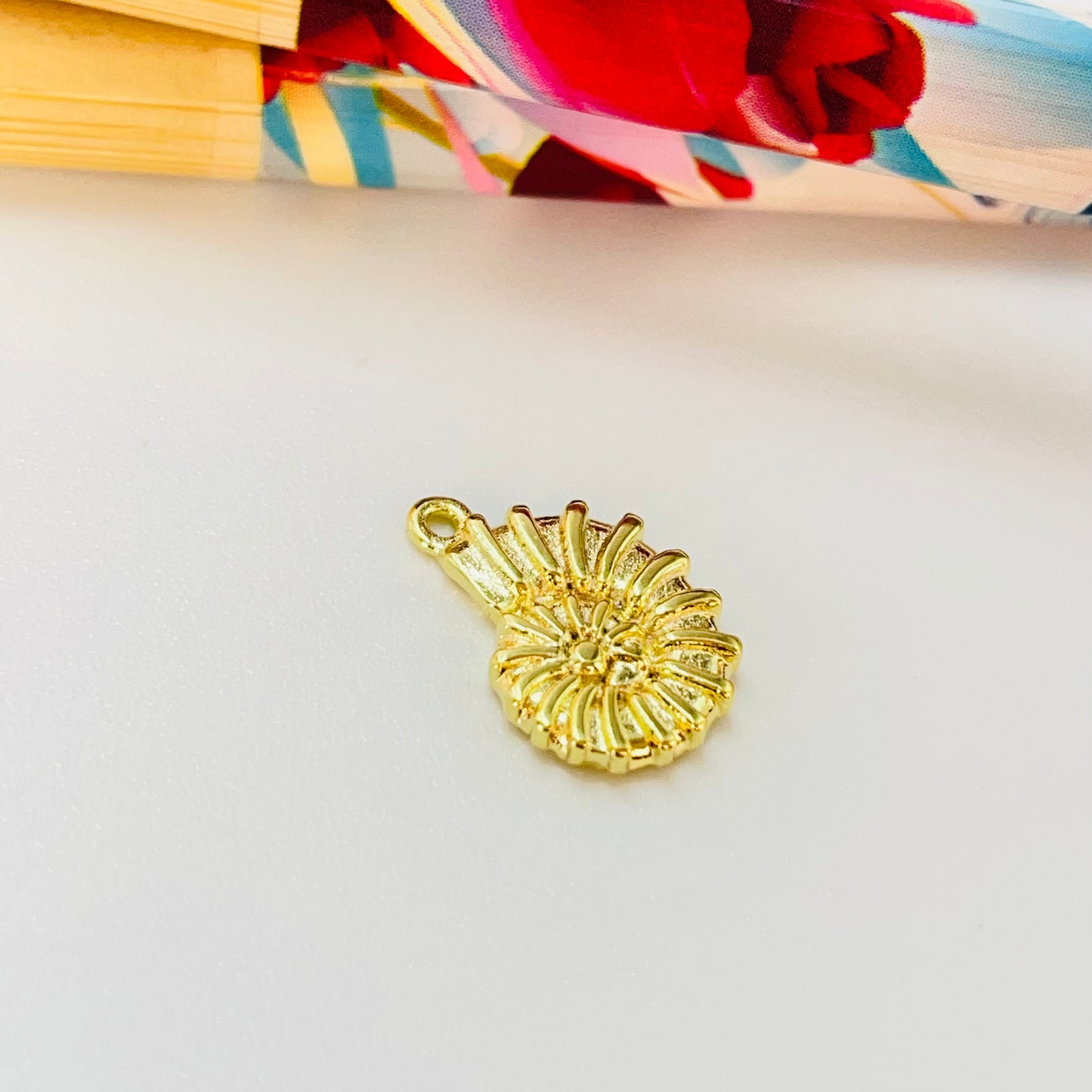FO1235 Colgante Caracol 12 x 10 mm más argollita Espesor 1.8 mm Figura Baño Oro