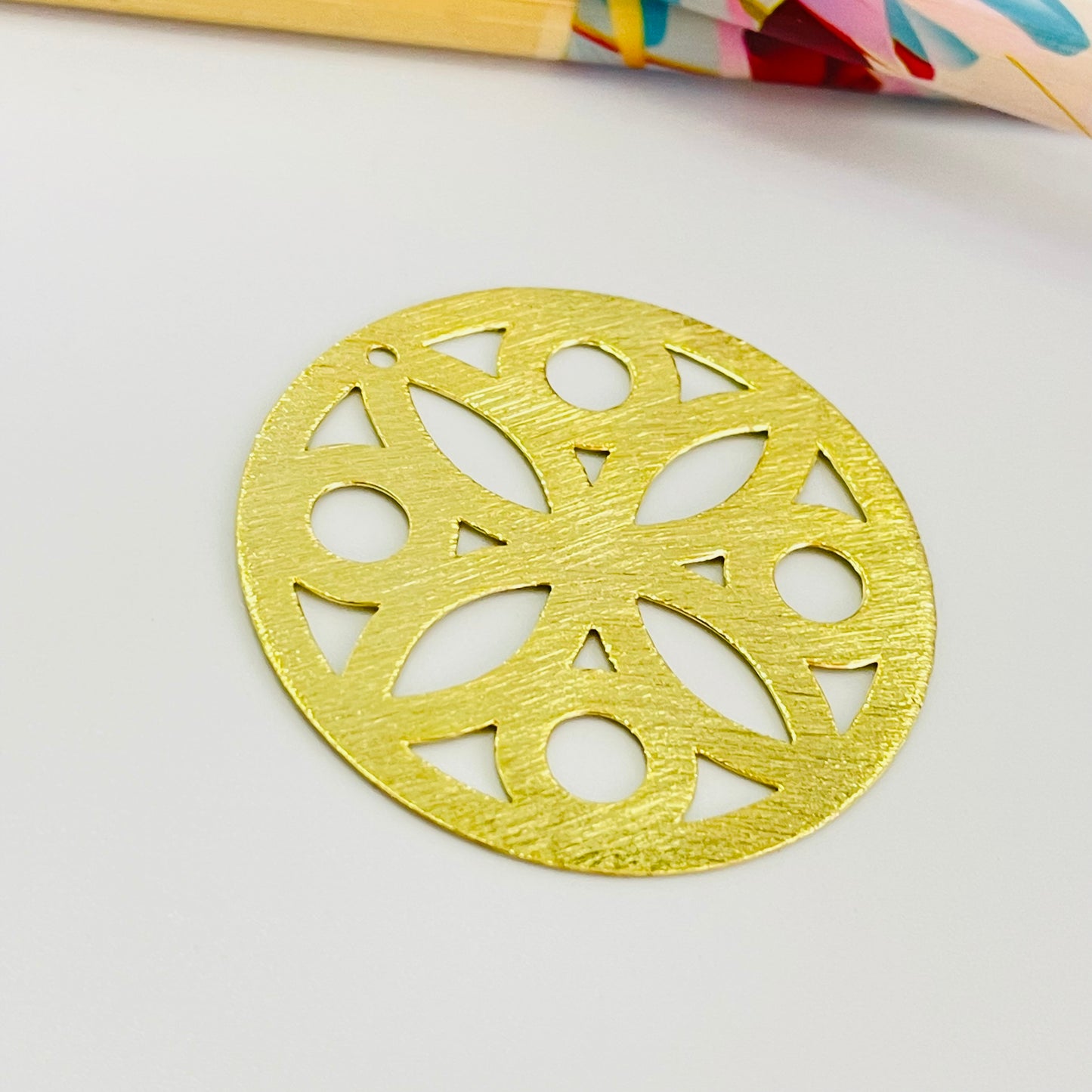 FO1097 Colgante Figura Calada Lijada diá. 35 mm Espesor 0.8 mm Figura Baño Oro Figuras Bañadas hecho de Bronce Bañado en Oro 18K Joyas Bañadas en Oro