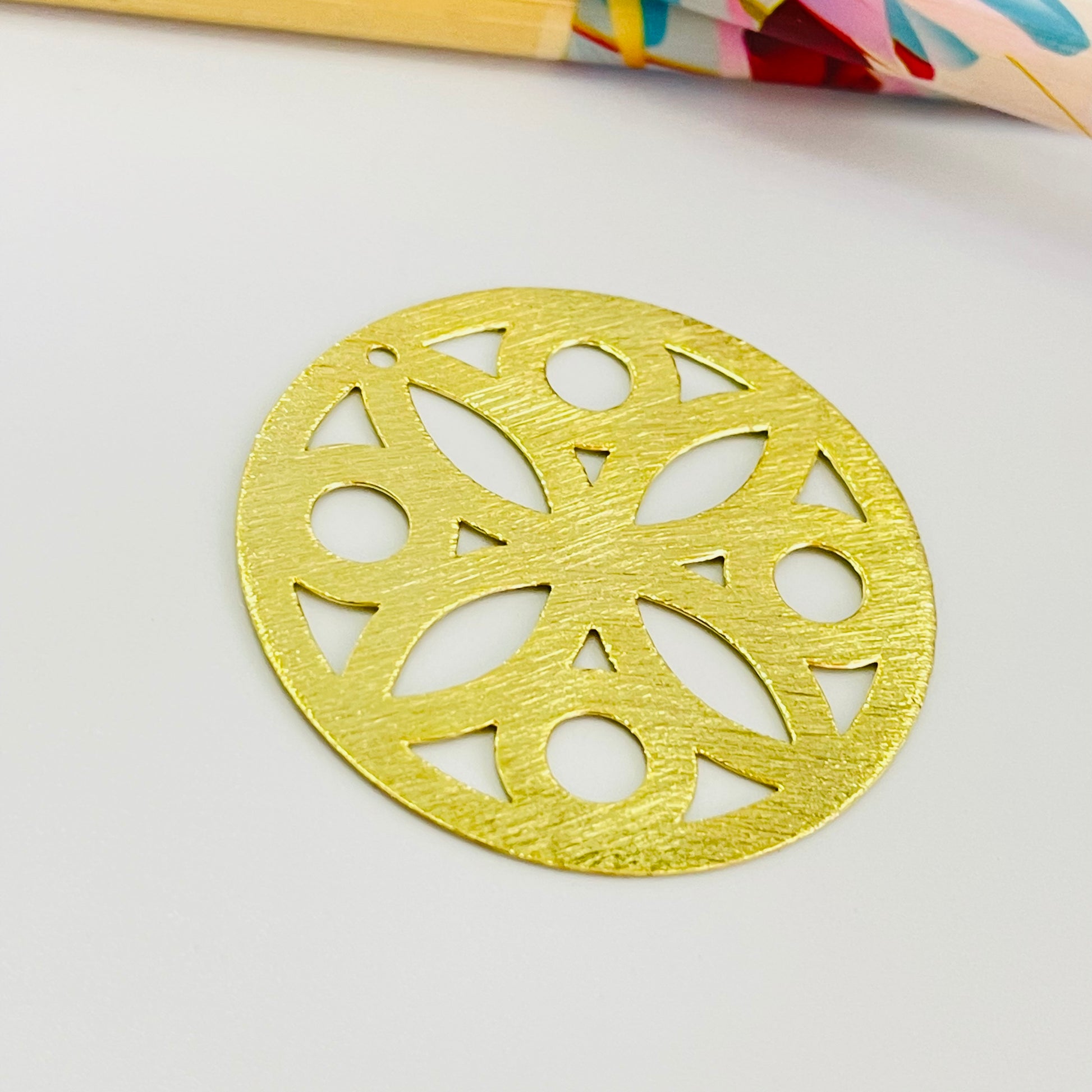 FO1097 Colgante Figura Calada Lijada diá. 35 mm Espesor 0.8 mm Figura Baño Oro Figuras Bañadas hecho de Bronce Bañado en Oro 18K Joyas Bañadas en Oro