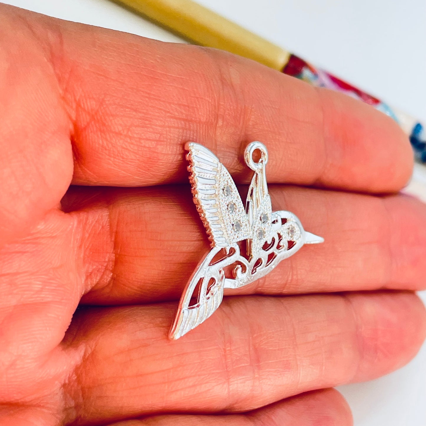 FP1218 Colgante Colibrí Calado Circones 25 x 25 mm Espesor 1.1 mm Figura Baño Plata