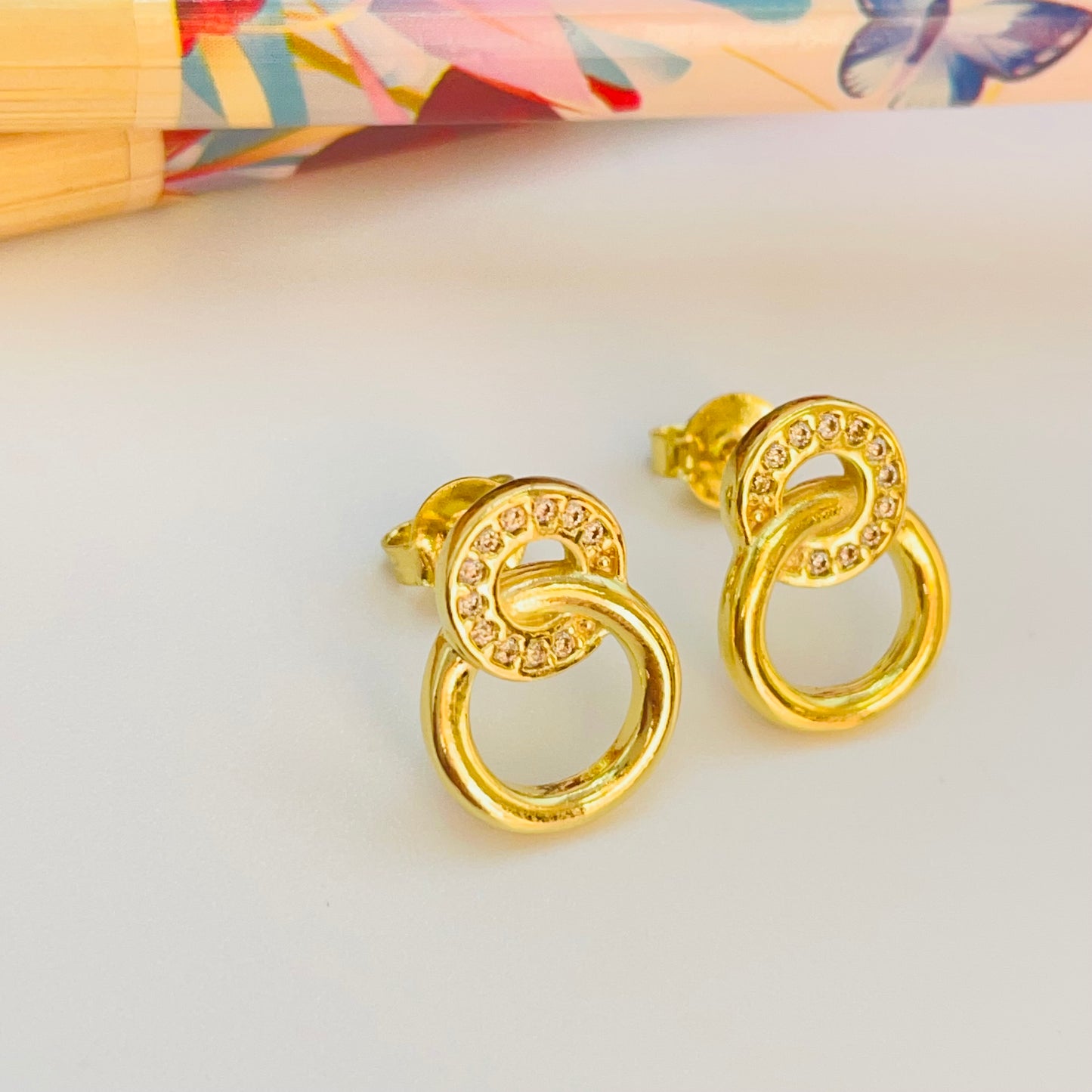 XO543 Aro 2 Círculos Calados Entrelazados 1 con circones 19 x 11 mm Espesor 1.5 mm Aro Baño Oro