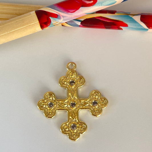 FO1132 Colgante cruz tipo medieval Circones 20 x 20 mm más argollita Espesor 1.9 mm Figura Baño Oro Figuras Bañadas hecho de Bronce Bañado en Oro 18K Joyas Bañadas en Oro