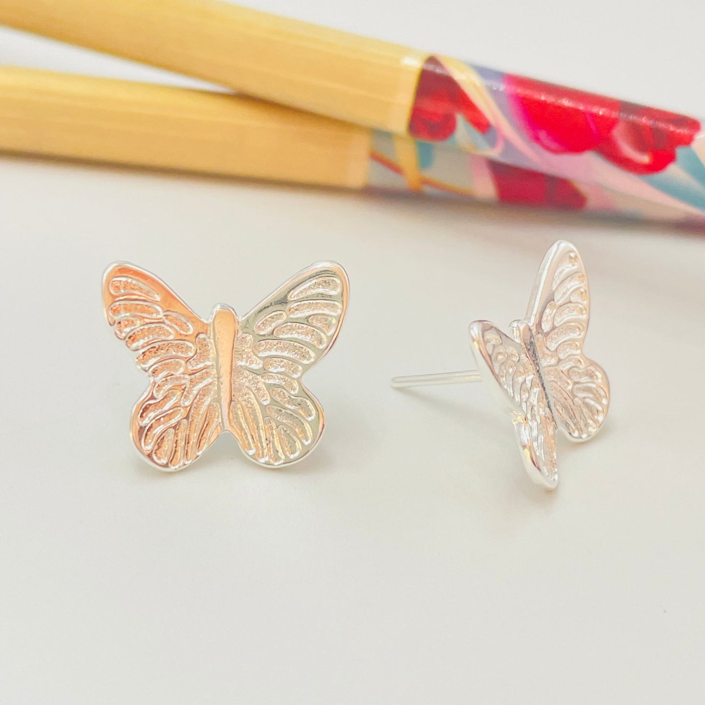 Joyas por Mayor Joyas Bañadas en Plata por Mayor Insumos para Joyas XP472 Aro Mariposa frontal levemente cóncava alitas con rayitas en relieve 18 x 21 mm Espesor 1.2 mm Aro Baño Plata