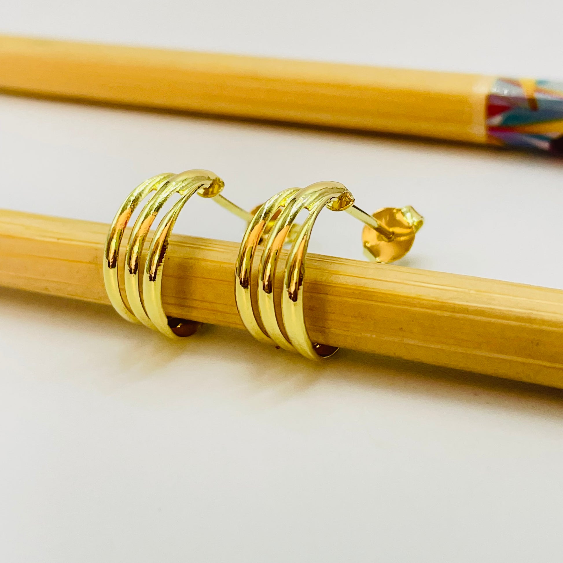 Joyas por Mayor Joyas Bañadas en Oro por Mayor Insumos para Joyas XO518 Aro Argolla Triple Unidas en Puntas diá. 14 mm Ancho 6 mm Espesor 1 mm Aro Baño Oro