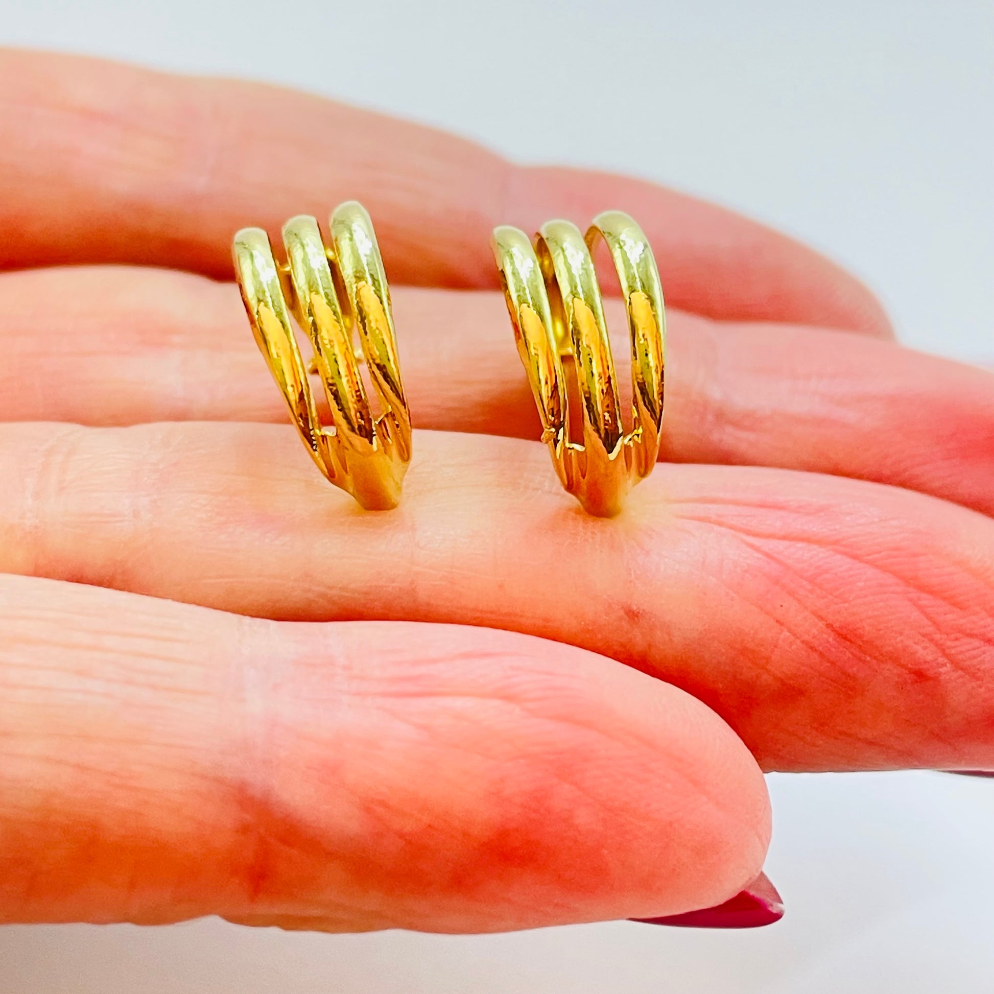 Joyas por Mayor Joyas Bañadas en Oro por Mayor Insumos para Joyas XO518 Aro Argolla Triple Unidas en Puntas diá. 14 mm Ancho 6 mm Espesor 1 mm Aro Baño Oro