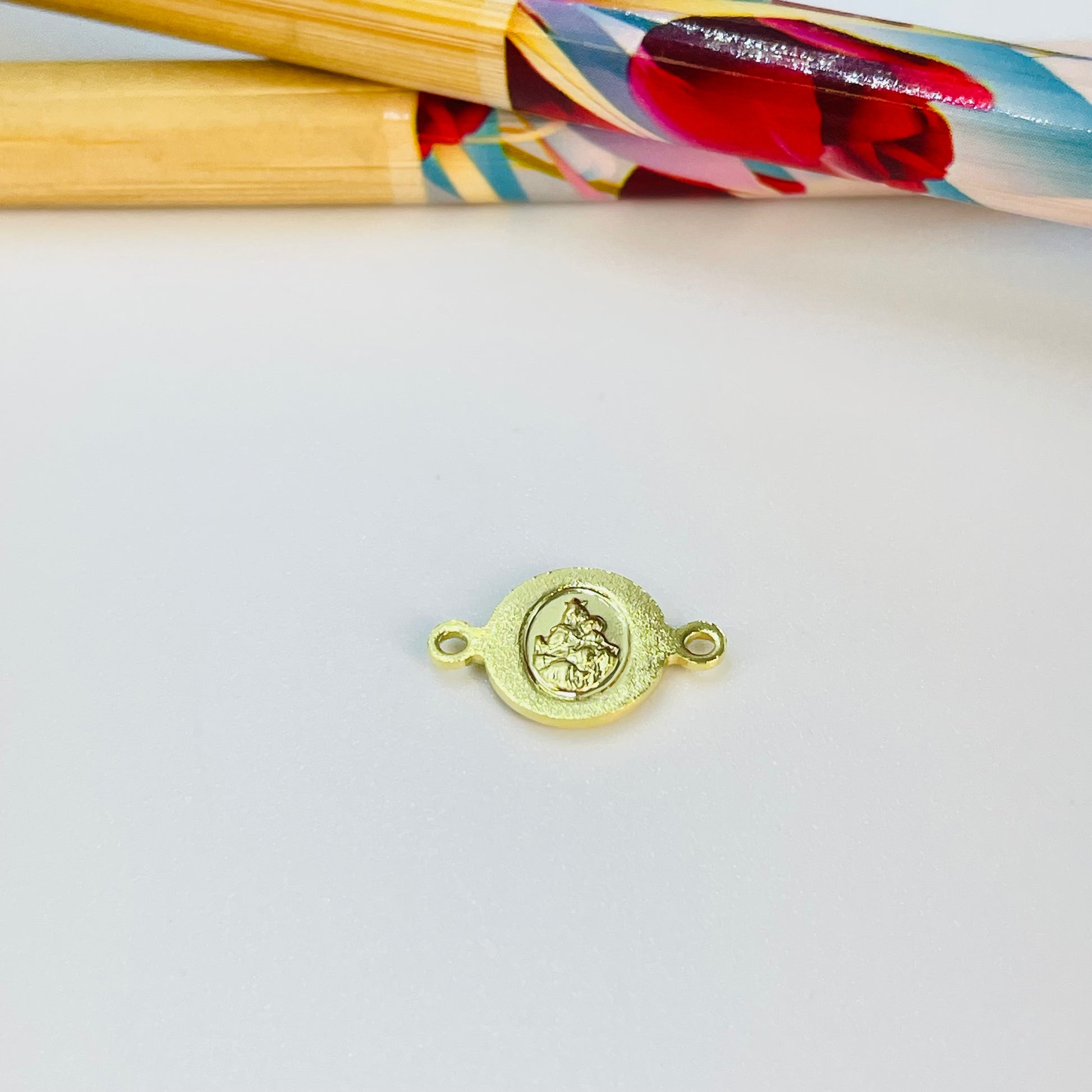 Joyas por Mayor Joyas Bañadas en Oro por Mayor Insumos para Joyas FO1200 Conector Sagrado Corazón y Virgen del Carmen Doble Faz Diá. 9 mm mas argollitas Espesor 1 mm Figura Baño Oro