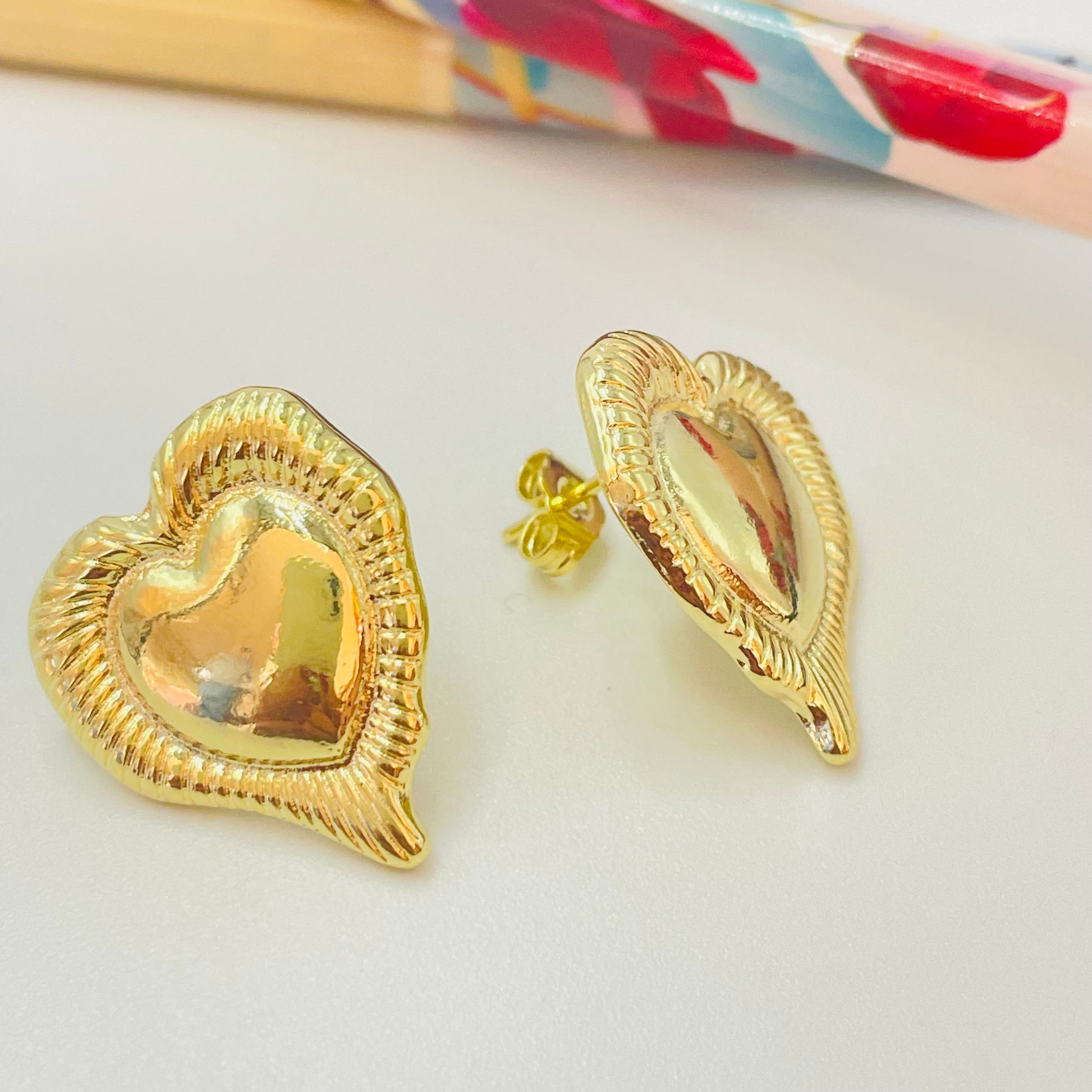 Joyas por Mayor Joyas Bañadas en Oro por Mayor Insumos para Joyas XO477 Aro Corazón irregular borde con rayitas estampadas 20 x 18 mm Espesor 1.2 mm Aro Baño Oro
