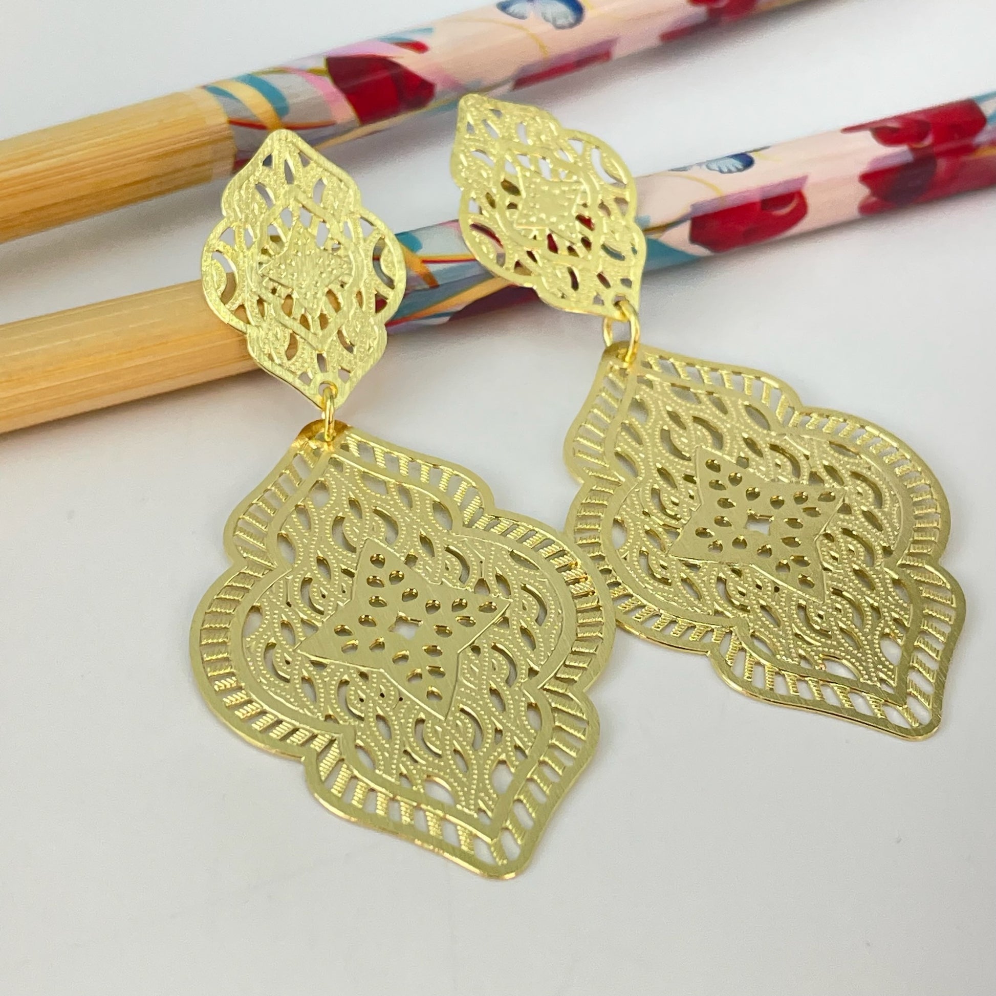 XO448 Aro Figura Étnica Calada Figura 42 x 29 mm Base 22 x 15 mm Largo Total 64 mm Espesor 0.5 mm Aro Baño Oro Aros Bañados hecho de Bronce Bañado en Oro 18K Joyas Bañadas en Oro