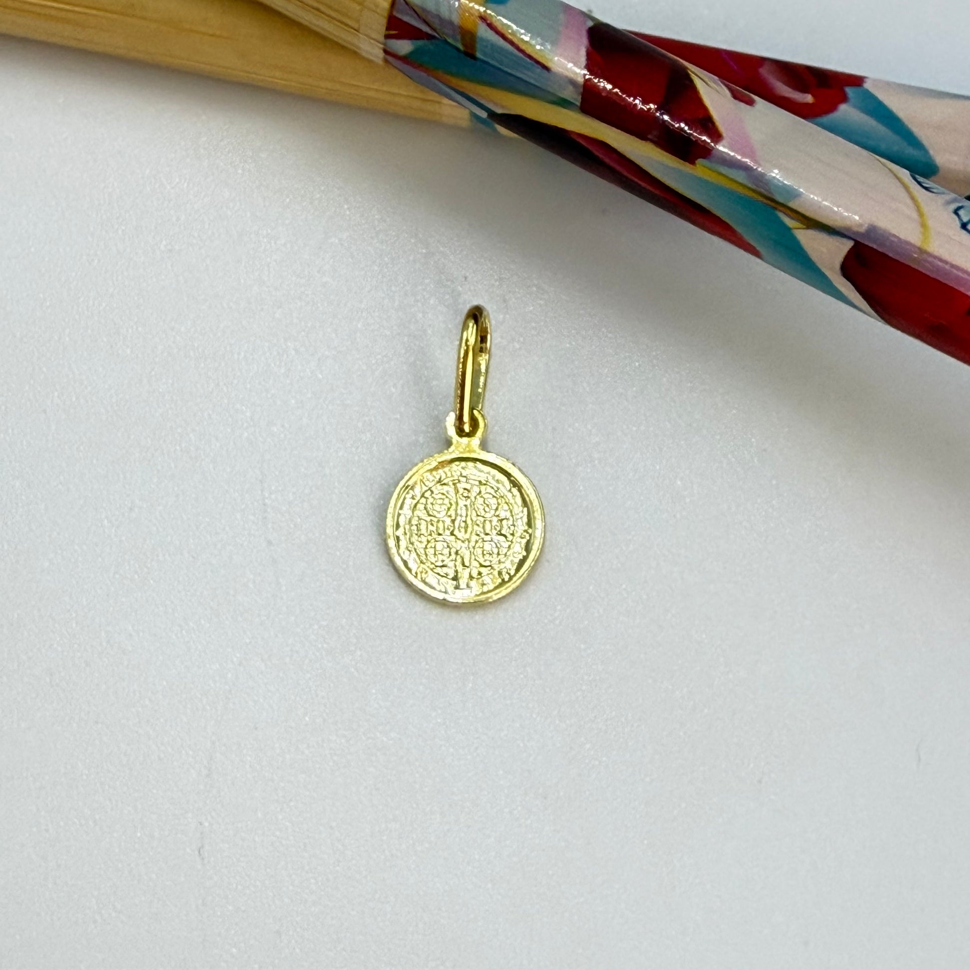 FO295 8 mm San Benito Figura Baño Oro Figuras Bañadas en Oro y Plata hecho de Bronce Bañado en Oro 18K Joyas Bañadas en Oro