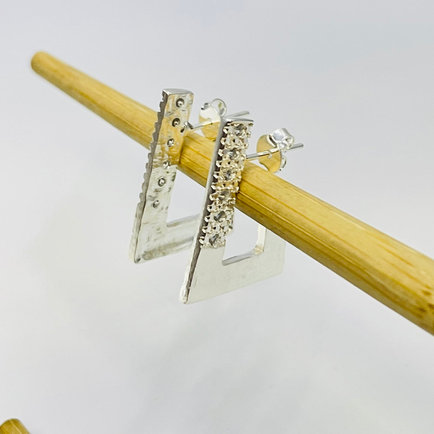 Joyas por Mayor Joyas Bañadas en Plata por Mayor Insumos para Joyas XP513 Argolla Lijada Plana en L con circones laterales 25 x 17 mm Espesor 2 mm Aro Baño Plata