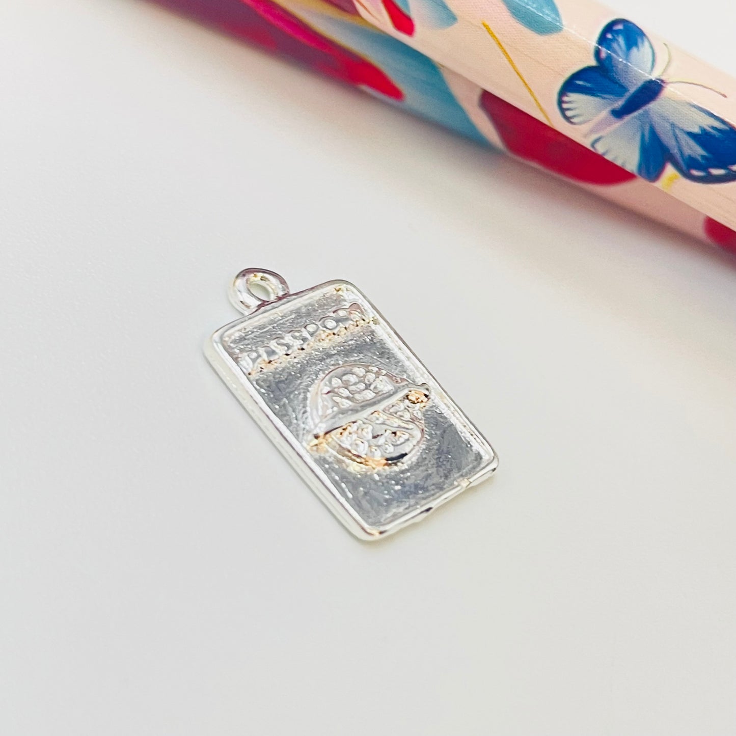 Joyas por Mayor Joyas Bañadas en Plata por Mayor Insumos para Joyas FP1155 Colgante Pasaporte 14.5 x 11 mm más argollita Espesor 1.2 mm Figura Baño Plata