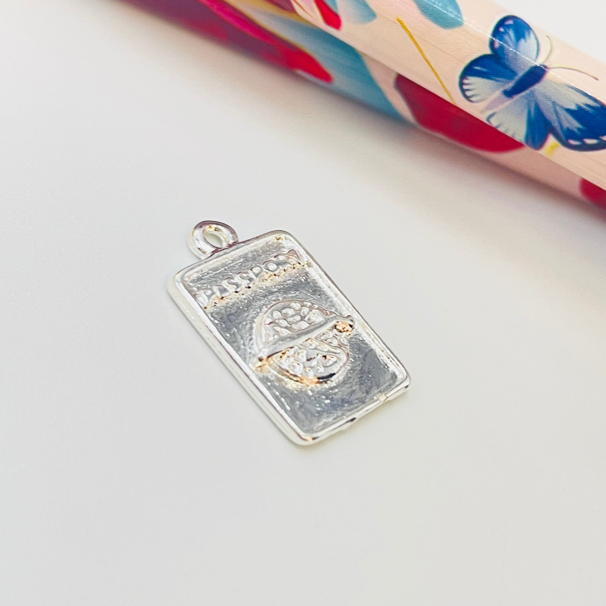 Joyas por Mayor Joyas Bañadas en Plata por Mayor Insumos para Joyas FP1155 Colgante Pasaporte 14.5 x 11 mm más argollita Espesor 1.2 mm Figura Baño Plata