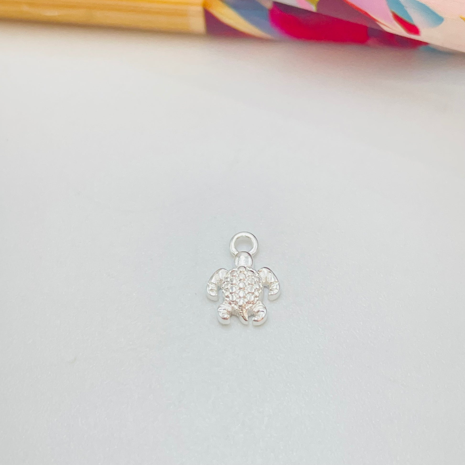 Joyas por Mayor Joyas Bañadas en Plata por Mayor Insumos para Joyas FP1169 Colgante Mini Tortuga Texturada 7 x 7 mm más argollita Espesor 2 mm Figura Baño Plata