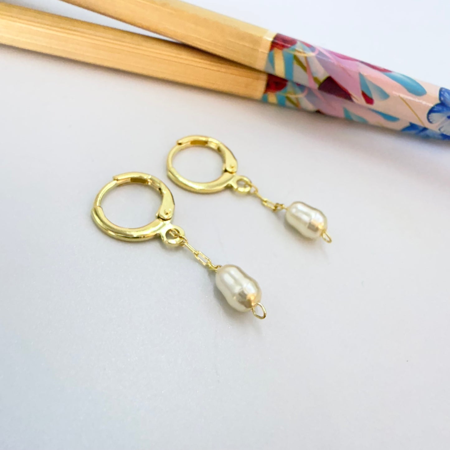 Joyas por Mayor Joyas Bañadas en Oro por Mayor Insumos para Joyas XO562 Aro Argolla con Perla tipo Río de 7x5 mm Largo Total 30 mm Largo cadena 18 mm Aro Baño Oro
