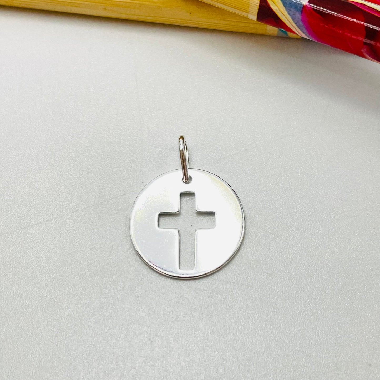 FP1089 Colgante Medalla Cruz Calada diá. 17 mm más valier Espesor 1 mm Figura Baño Plata Figuras Bañadas hecho de Bronce Bañado en Plata 50 ml Joyas Bañadas en Plata