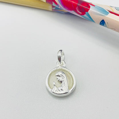 FP1050 Colgante Virgen Niña fondo Cristal diá. 13 mm más argollita más valier Figura Baño Plata