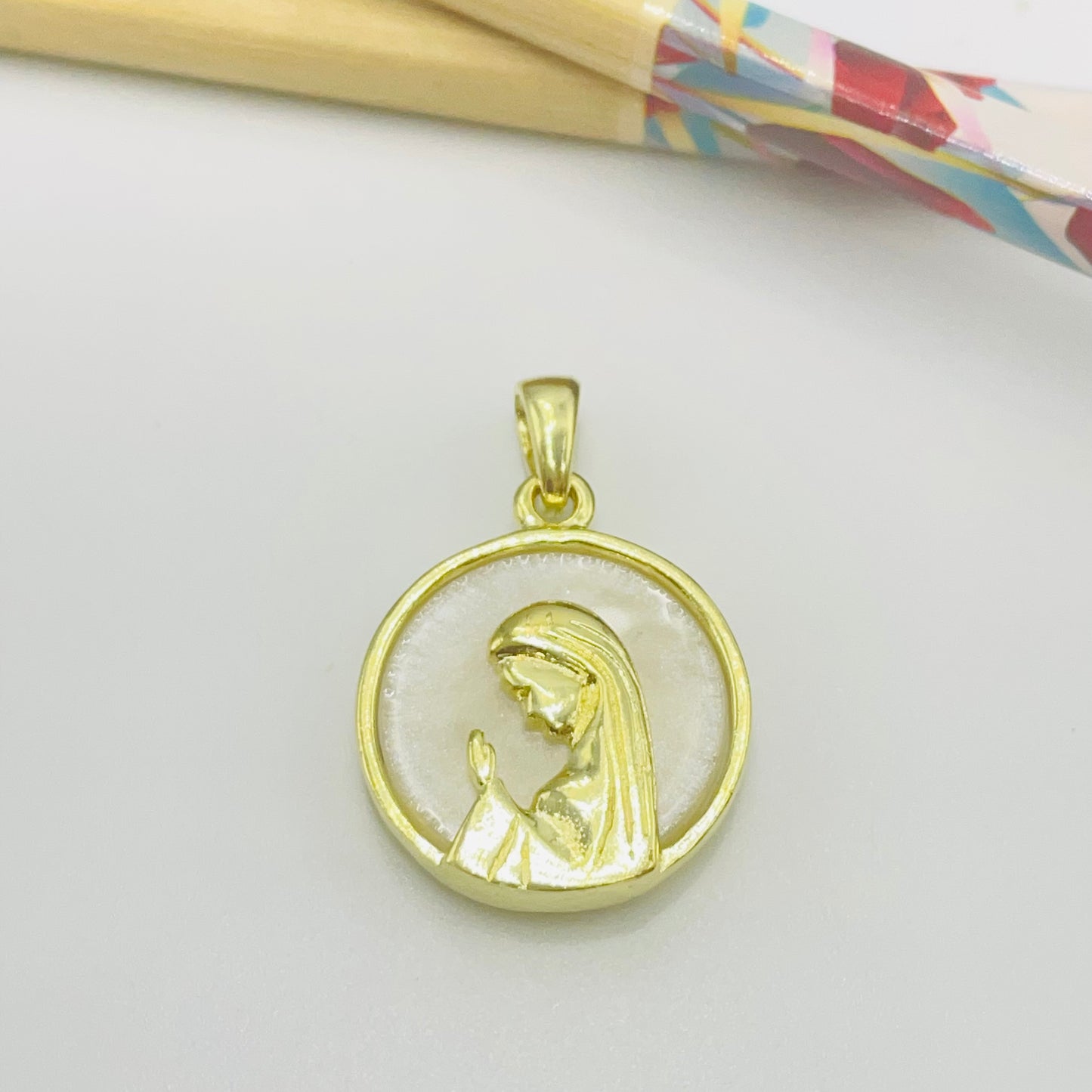 FO1051 Colgante Virgen Niña fondo Cristal diá. 23 mm más argollita más valier Figura Baño Oro