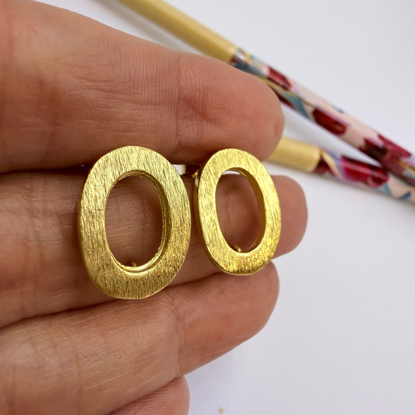 Joyas por Mayor Joyas Bañadas en Oro por Mayor Insumos para Joyas BO116 Base de Aro Ovalada Calada Argolla Posterior 18 x 13 mm Espesor 2.2 mm Base de Aro Baño Oro