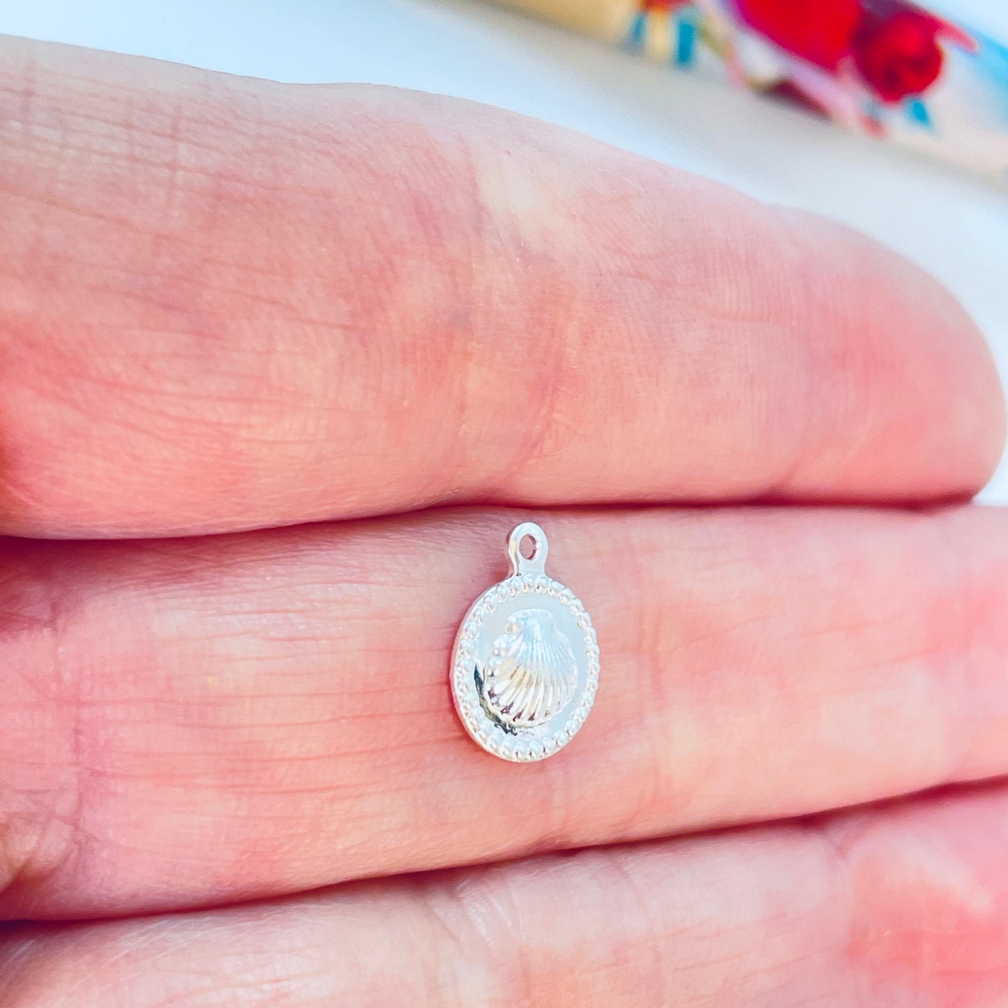 FP1196 Mini Colgante Redondo Diseños de Mar Borde Rutilado Diá. 8 mm más argollita Espesor 1 mm Figura Baño Plata