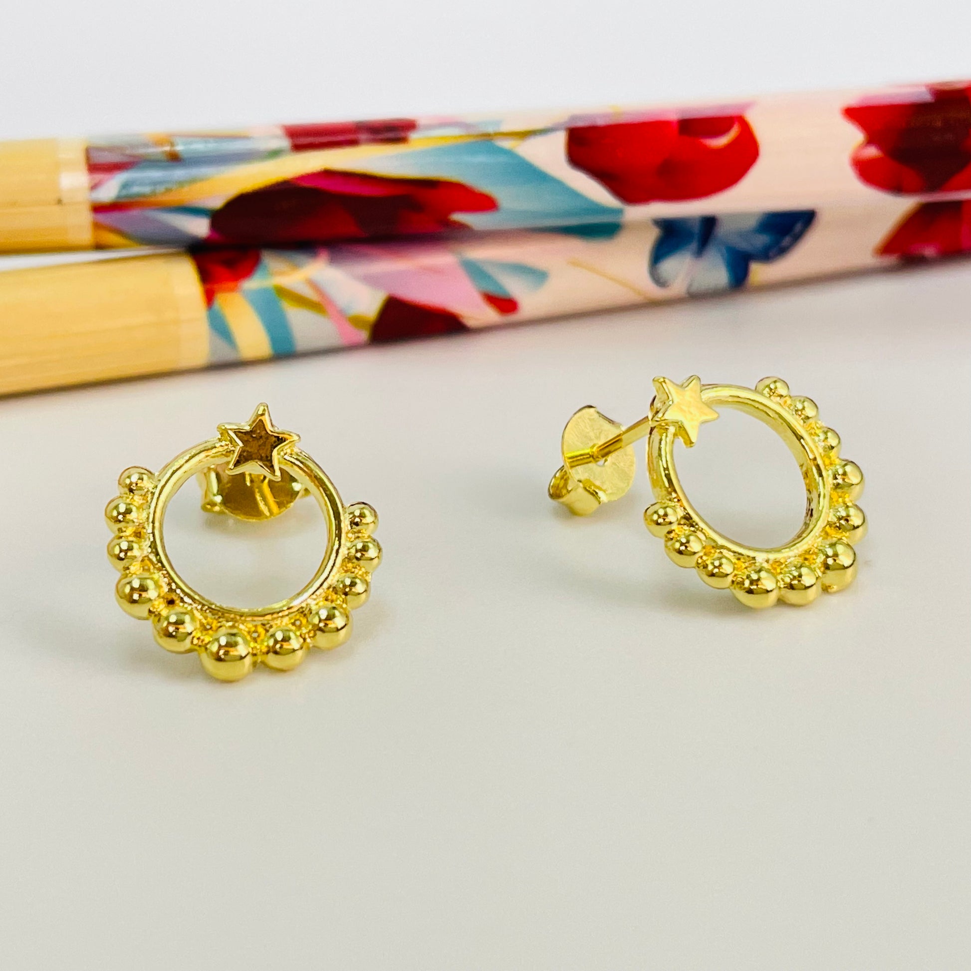XO383 Aro Argolla frontal bolitas y estrella superior diá. 13 mm Espesor 1.2 mm Aro Baño Oro Aros Bañados hecho de Bronce Bañado en Oro 18K Joyas Bañadas en Oro