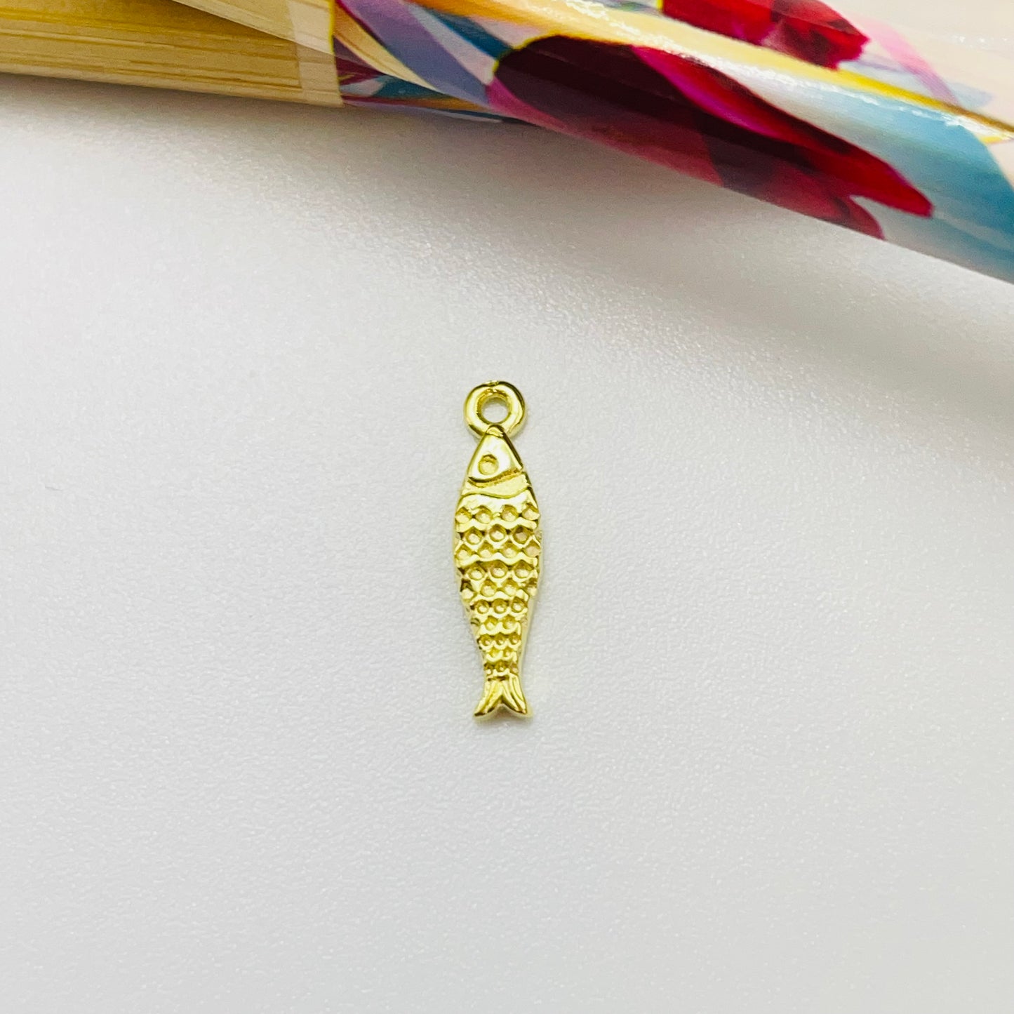 Joyas por Mayor Joyas Bañadas en Oro por Mayor Insumos para Joyas FO1232 Colgante Pez Koi 12 x 4 mm más argollita Espesor 1.5 mm Figura Baño Oro