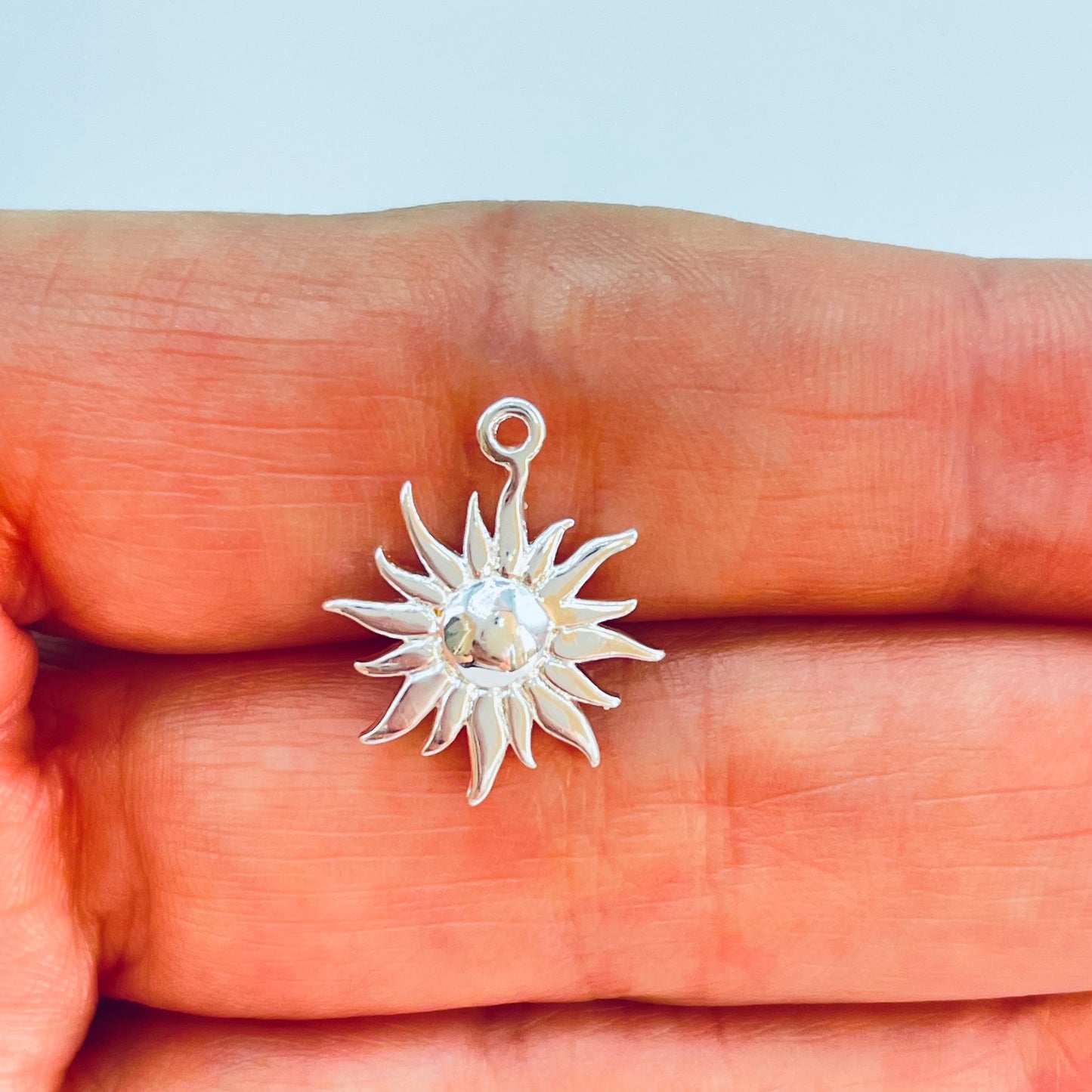 FP1223 Colgante Sol 15 x 15 mm más argollita Espesor 1.1 mm Figura Baño Plata