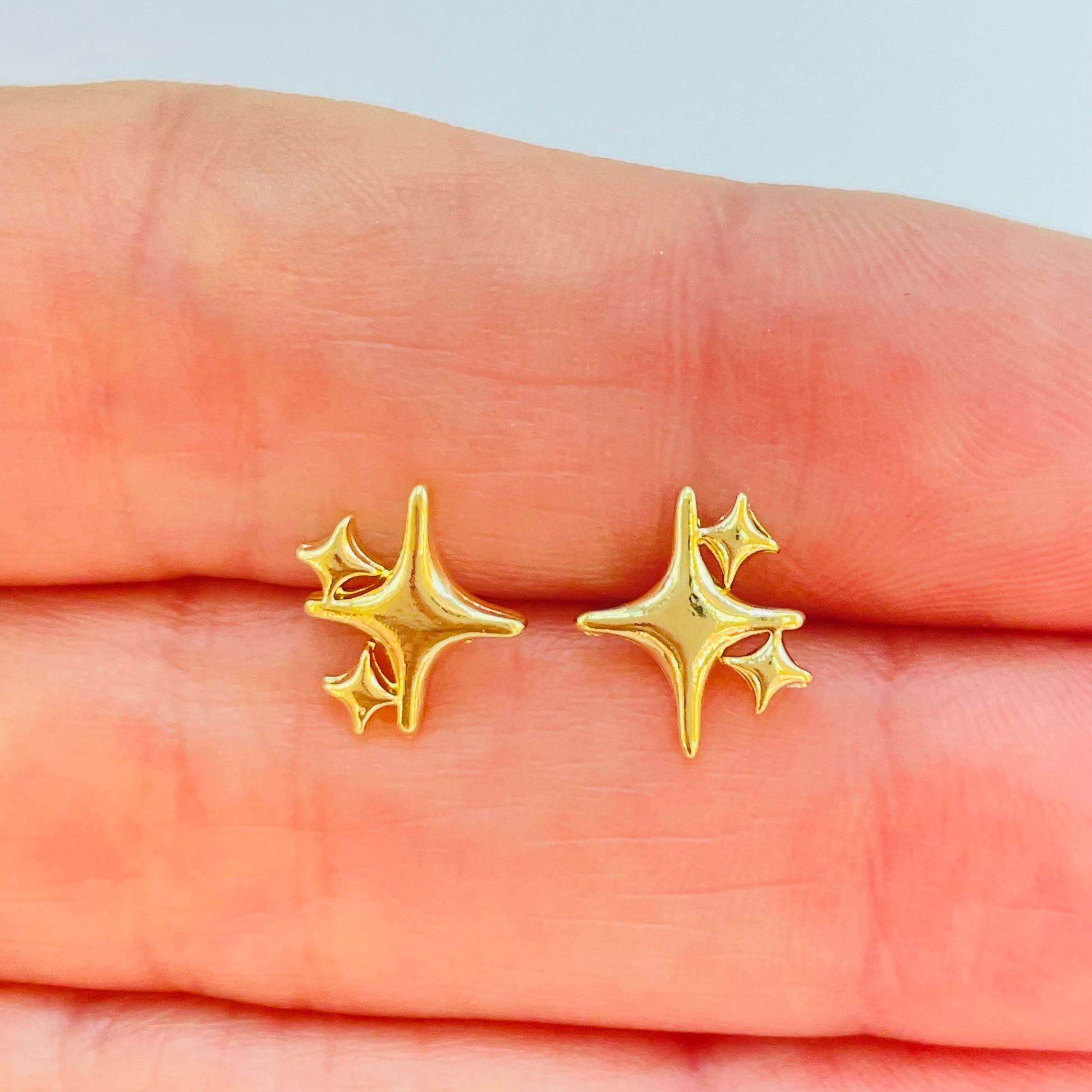 Joyas por Mayor Joyas Bañadas en Oro por Mayor Insumos para Joyas XO554 Aro Trio Estrellas 4 Puntas Liso 11 x 9 mm Espesor 1.5 mm Aro Baño Oro